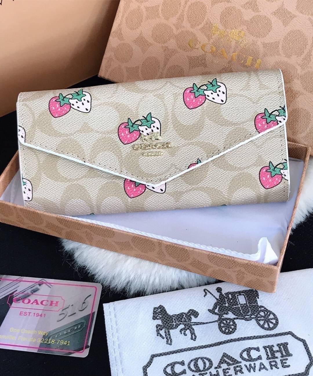 กระเป๋าสตางค์ coachสองพับ ใบยาว งานเกรดพรีเมี่ยม ปั้มทุกจุด ลายฮิตของCoach ด้านใน 2 ช่องใส่เเบงค์ ใส่บัตร 1 ซิปตรงกลาง ภายในมี 2 ช่อง มีช่องซิปตรงกลาง ปิดเปิดแบบกระดุม งานสวย