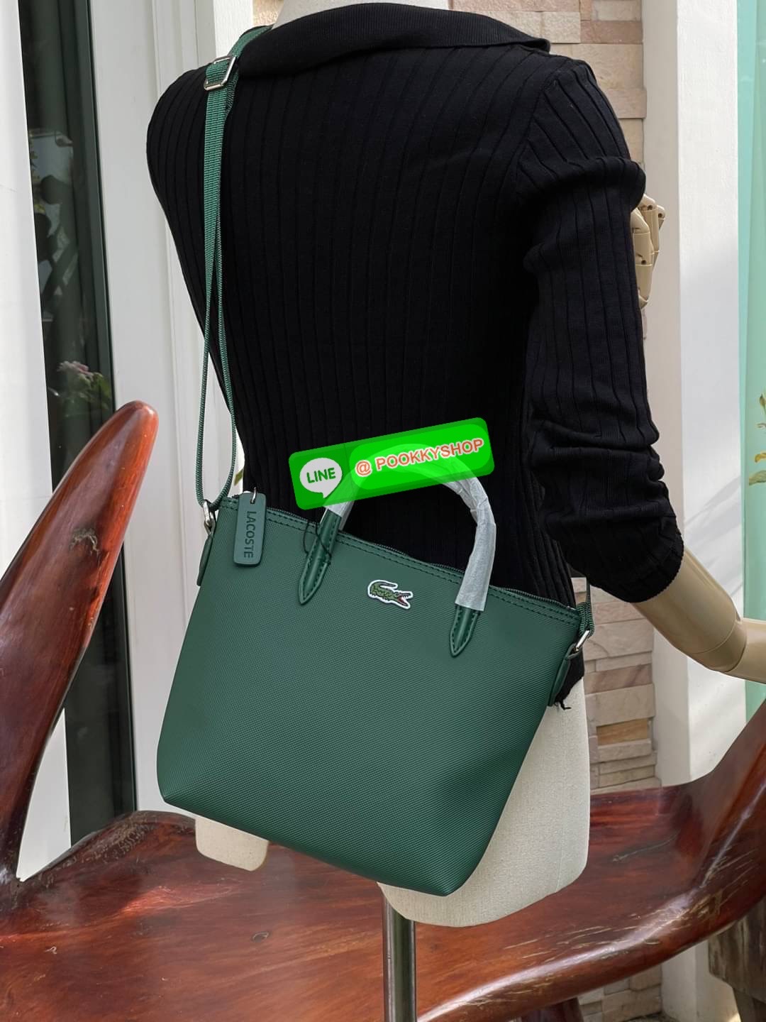 ลาคอส Women's L.12.12 Concept Petit Piqué Zip Tote กระเป๋าสะพายข้างทรง mini tote วัสดุ pvc100% เปิดปิดด้วยซิปเดียวด้านบนสะดวกใช้งาน ใส่มือถือได้ทุกรุ่น ด้านหน้ามีดีเทลโลโก้ปักดูโดดเด่น สายของกระเป๋ารุ่นนี้สามารถปรับความยาวได้ฟรีไซส์ เลือกสะพายได้ ไ