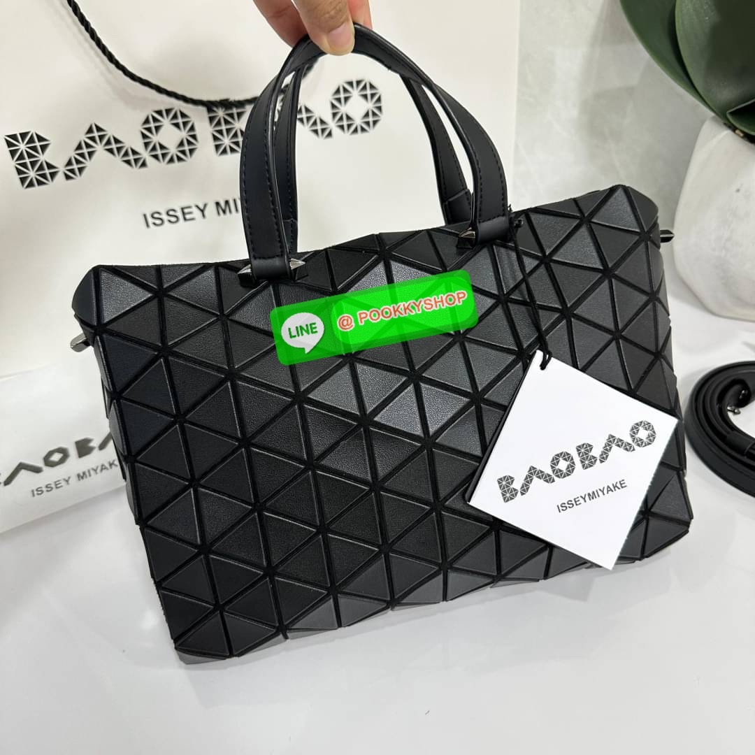 Bao Bao issey Miyake Tonneau Small Matte Bao Bao Issey Miyake รุ่น TONNEAU (ทอนโนะ) กระเป๋าทรง Boston Bag ที่โดดเด่นด้วยลายแพทเทิร์น 3 เหลี่ยมด้านเท่าเรียงต่อกัน ทำให้กระเป๋าใบนี้มีความโดดเด่นทั้งในเรื่องของดีไซน์ที่ทันสมัย และการใช้งานที่ครบทุกฟังก์ชั่น