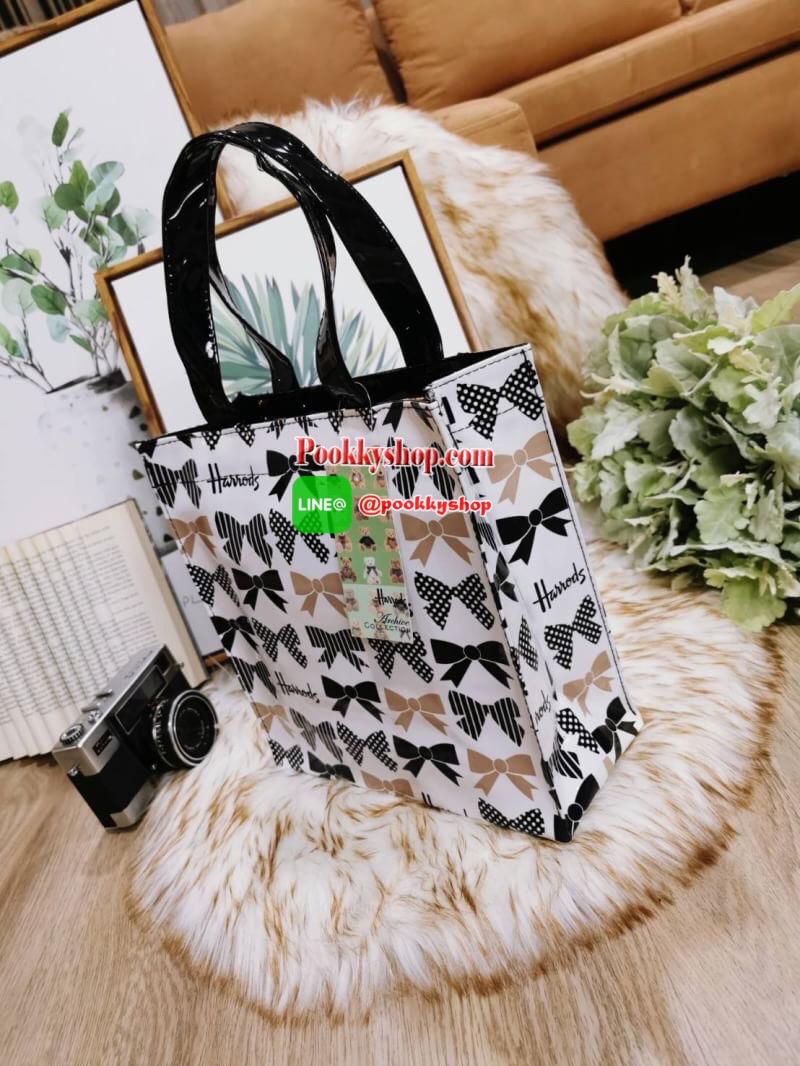 ลายนี้เข้าแล้วนะคะ! พร้อมส่งไอเท็มยอดนิยม! Harrods London Top-handle Shopping Bag กระเป๋า Shopping แบรนด์ดังจากอังกฤษรุ่นยอดนิยมวัสดุ PVC+Polyester 100% ของแท้เนื้อหนาอยู่ทรงกันน้ำ ขนาดกำลังดี น้ำหนักเบา เปิดปิดด้วยซิปสะดวกใช้หัวซิปปั้มโลโก้แบรนด์อะไหล่เง