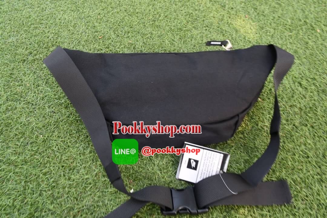 NIKIE TECH HIP PACK กระเป๋าขนาดพอเหมาะ คาดเอว สะพายข้าง เปิดปิดด้วยซิป 3 ช่อง (2 ช่องใหญ่ 1 ช่องเล็ก) วัสดุNylon น้ำหนักเบา โลโก้ด้านหน้า Nike เด่นชัด ภายในมีช่องใหญ่บนสุด มีช่องซิปเล็ดตาข่ายอีก 1 ช่อง จุของได้เยอะ สายคาดปรับได้ฟรีไซด์ สามารถใส่ไปเที่ยวแบ