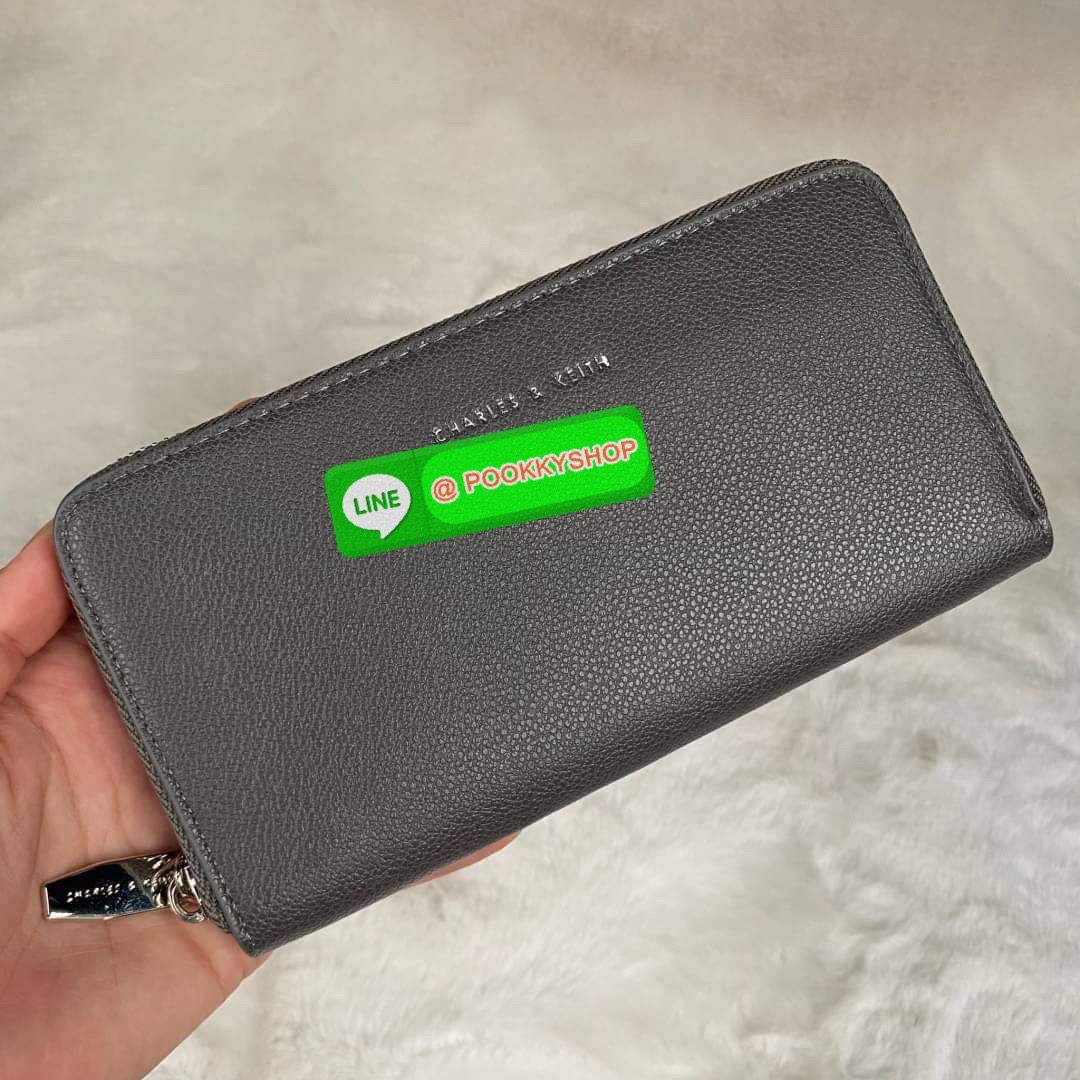 CHARLES & KEITH LONG ZIP AROUND WALLET กระเป๋าเงินใบยาวซิปรอบถูกหลังฮวงจุ้ย คอลเลคชั่นสีสุภาพหนังปั๊มลายคาเวียร์ทั้งใบ น้ำหนักเบา ด้านในกระเป๋าแบ่งเป็น 3 ช่องใหญ่ มีช่องซิปใส่เหรียญตรงกลาง จุการ์ด 12 ช่อง สามารถใส่ธนบัตรได้ตามยาวอีก 2 ช่อง มาพร้อมกล่องและ
