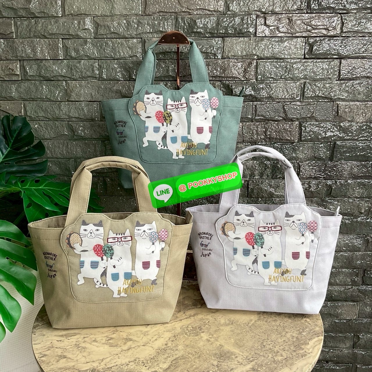 กระเป๋าถือ คล้องแขน ทรงโท้ทสุดเก๋และน่ารัก Nekomaruke Hamipoke Bag จาก Kusguru Japan กระเป๋าโท้ทสุดน่ารักใบนี้เหมาะสำหรับผู้หญิง และเป็นไอเทมใหม่ในคอลเลกชันฤดูใบไม้ผลิ/ฤดูร้อน 2025