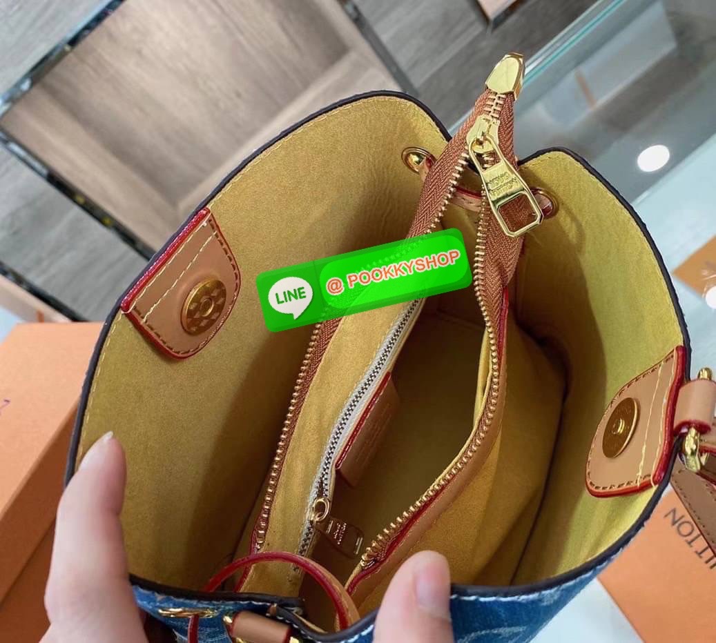 LV Vintage Denim Bag 8” Description: กระเป๋าวินเทจที่ทำจากผ้าเดนิมลวดลายโมโนแกรม ที่จับ ฐาน สายสะพาย กระเป๋าทำจากหนัง Calfskin และตกแต่งด้วยอะไหล่ทอง เปิดปิดด้วยสายคาดด้านหน้า ด้านในบุด้วยผ้า Marigold Alcantara เป็นช่องขนาดใหญ่ มีพื้นที่สำหรับใส่ของใช้จำเ