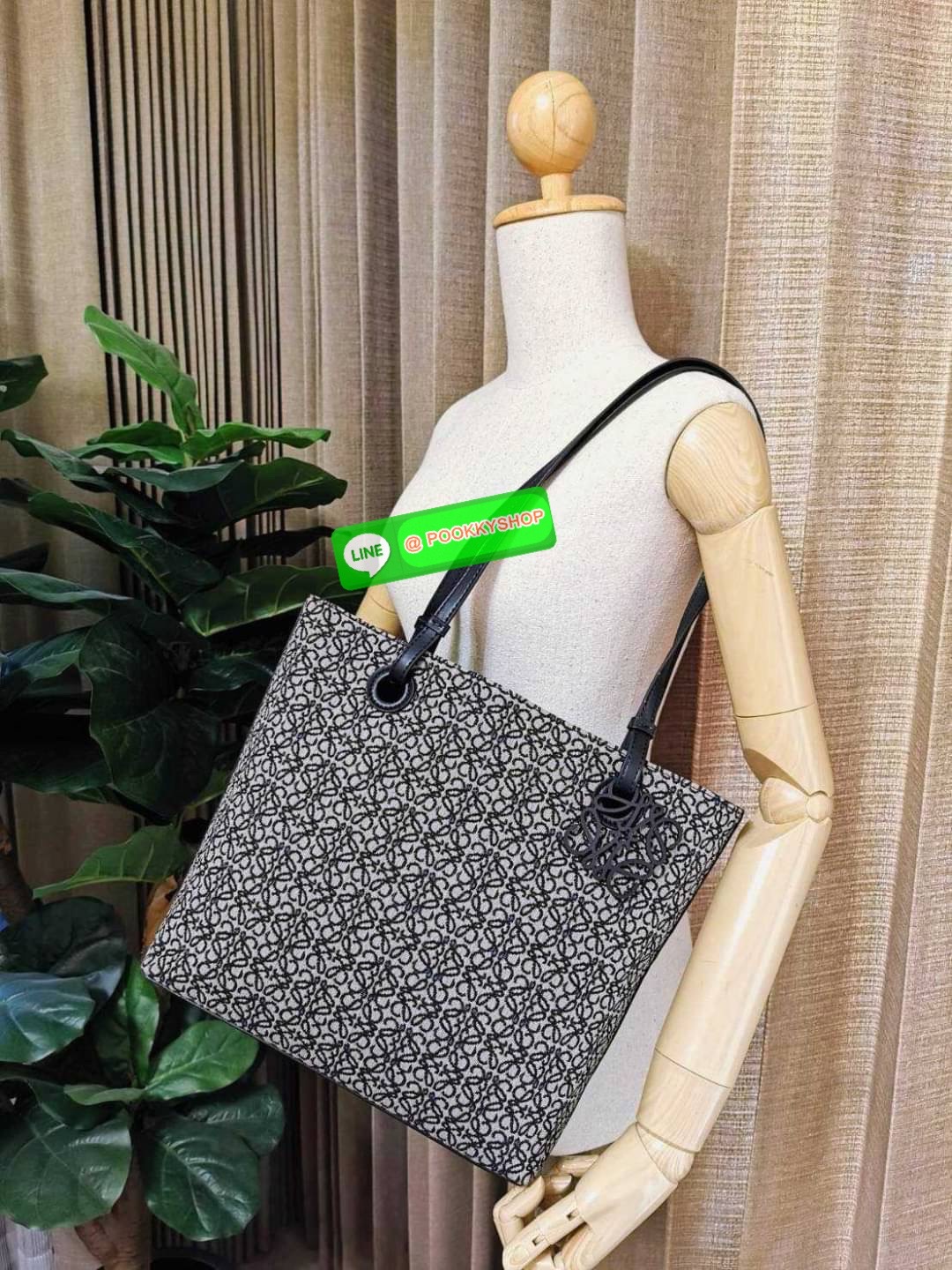 ✴️NEW ARRIVAL!✴️LOEWE ANAGRAM TOTE BAG VIP GIFT WITH PURCHASE GWP พรีเมี่ยมกิ๊ฟ Limited จาก LOEWE PERFUME DUTYFREE ไอเท็มใหม่! ดีไซน์สวยคงเอกลักษณ์ด้วยวัสดุ Anagram Canvas Jacquard Fabric ผสมผสานหนังแท้ Calfskin ลงตัวสุดคลาสสิค ขนาดกำลังดี น