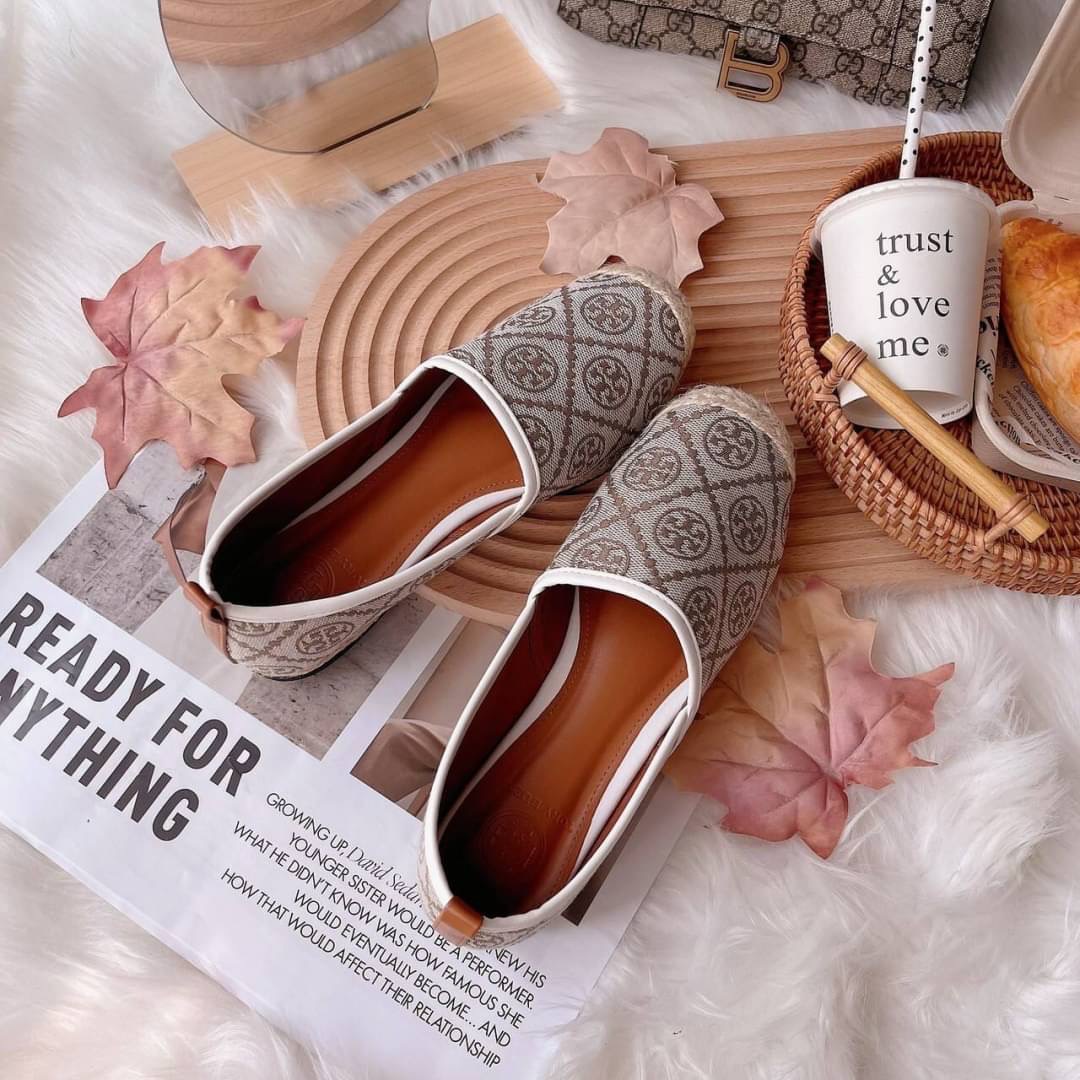 งานเข้าใหม่ เพิ่งเข้าเรยจร้า สีใหม่ รองเท้าผ้าใบ ทอรี่เบิร์ชโมโนแกรม ตัวใหม่ ล่าสุดปีนี้ แบบ คุณเบลล่า สวยค่ะ ผ้าทอสวย เหมือนแท้ พื้นปั้มแบรนด์