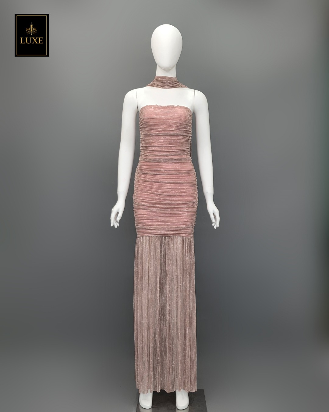 เดรสแฟชั่น เดรสเสื้อเกาะอกทรงเข้ารูป กระโปรงต่อชายระบาย ผ่าหน้า มาพร้อมผ้า mmคลุมไหล่