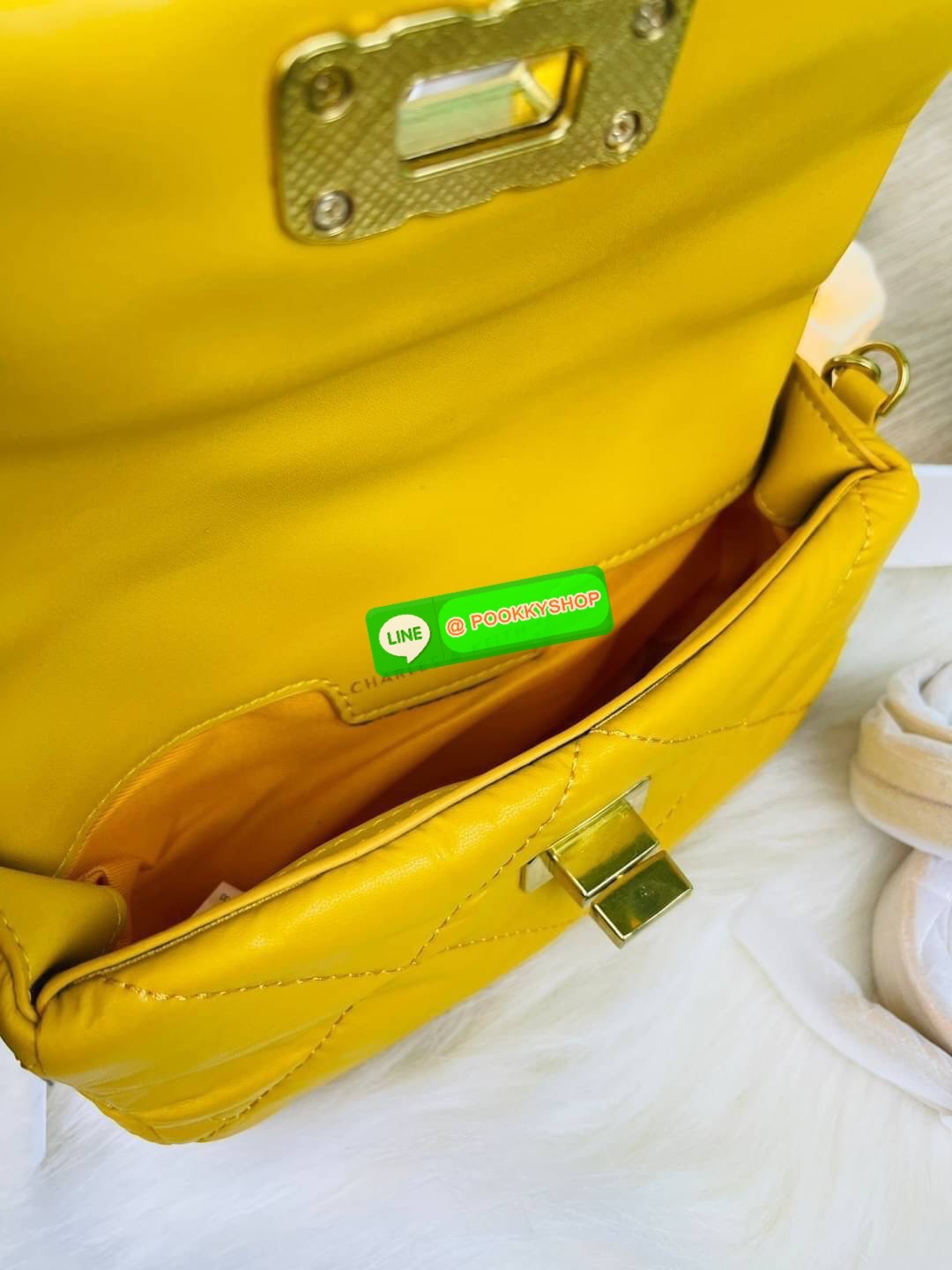 Charles & Keith Puffy Metallic Turn-Lock Crossbody Bag กระเป๋าใบมินิสีสันสดใส สะพายได้หลายแบบ เพิ่มความสดใสให้กับลุคของคุณด้วยกระเป๋าสะพายข้างทรงคลาสสิก มีสายคล้องแขนถอดสายได้ เปิดปิดแบบตัวหมุนล็อก ใส่ iPhone pro max ได้พร้อมกระเป๋าเงินใบเล็ก กุญแจรถ เป็น