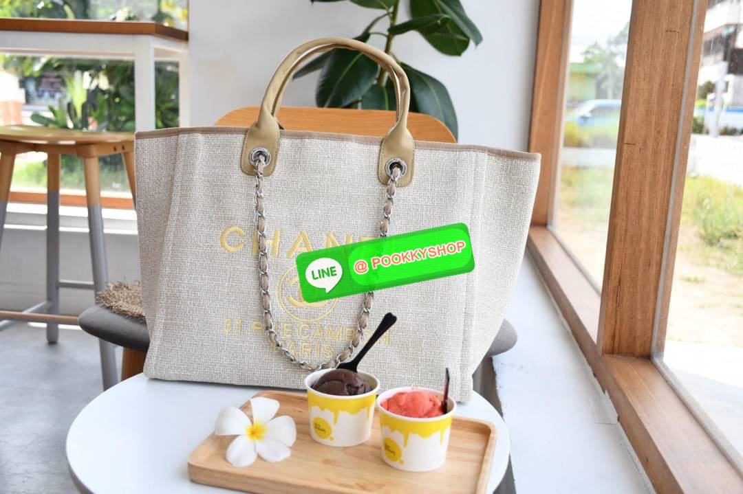 premium gift Chanel Tote canvas จากแบรนด์ Chanel กระเป๋าสะพาย Chanel Tote canvas โลโก้ปักกระเป๋าทรง Tote ผ้า canvas เนื้อหนาอย่างดีมีซับใน ด้านหน้าปักโลโก้ไข่มุกแบรนด์หรู หูจับมี 2 แบบคือ แบบสายหนัง และ โซ่ สามารถสะพายไหล่ได้คะ ใบใหญุจุของคุ้ม แต่น้ำหนักเ