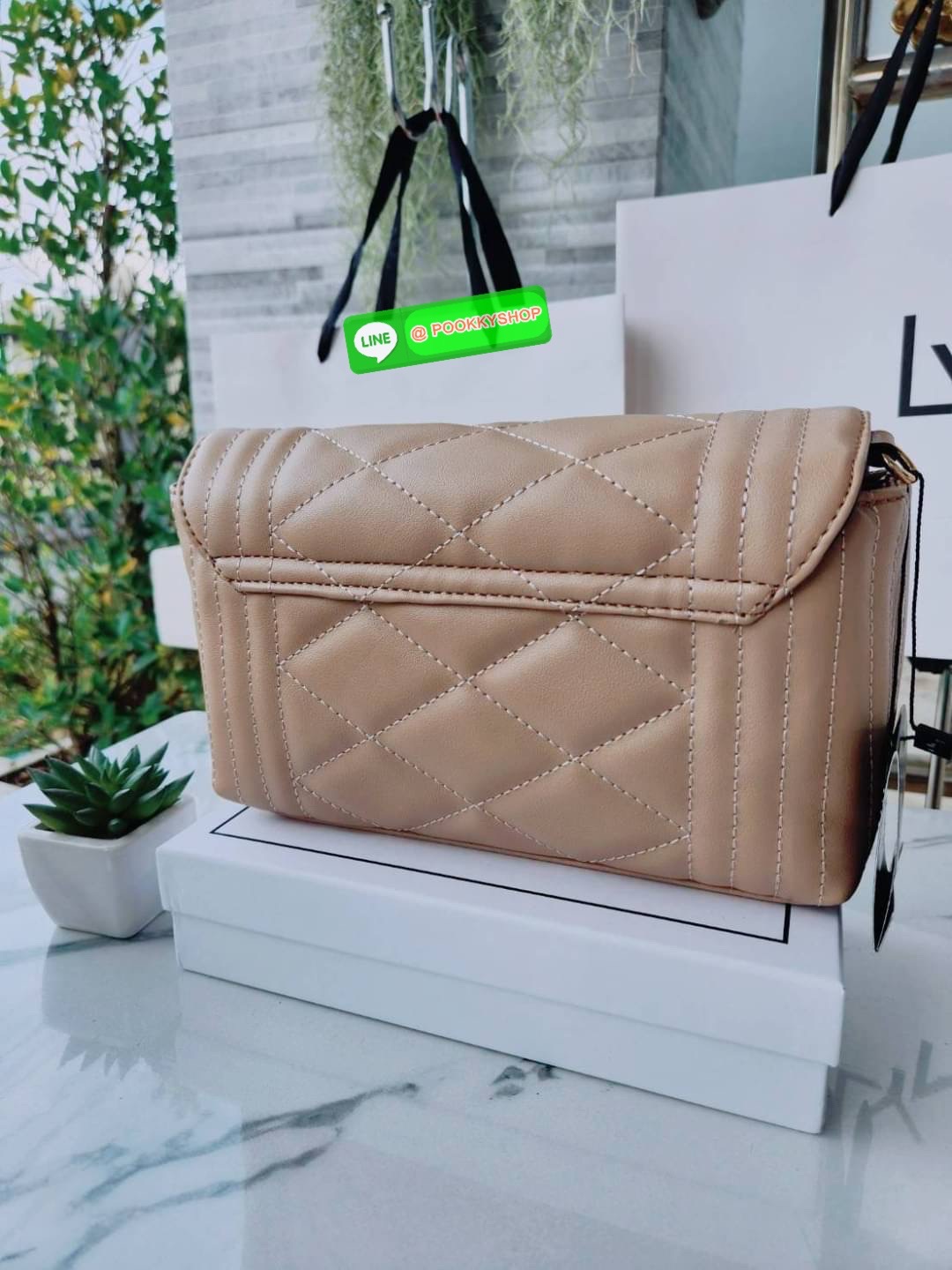 กระเป๋า Lyn สะพายข้าง คอลเล็คชั่นใหม่ มีใบลูกด้วยนะคะ สายสะพาย sport สามารถปรับระดับได้ค่ะ ด้านในใบแม่แบ่งเป็น 2 ช่องใช้งาน