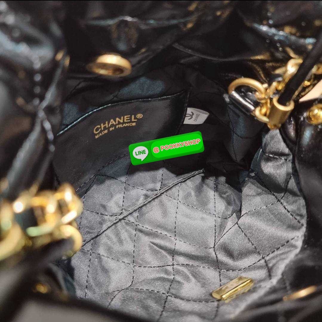 Chanel 22 mini bag 🔆 Details เกินต้านที่สุดกับไอเท็มนี้ ที่สาวๆหรือใครๆก็ต้องมีแล้ว!! มาในไซส์มินิ น่ารักจริงจัง!! แค่เห็นก็หลงรัก กับกระเป๋าสะพาย ดีไซน์เรียบแต่มีความหรูแอบซ่อนอยู่ ด้วยความโดดเด่นจากสายสะพายโซ่สีทอง และเหรียญโลโก้ เพิ่มความแพงไปอ