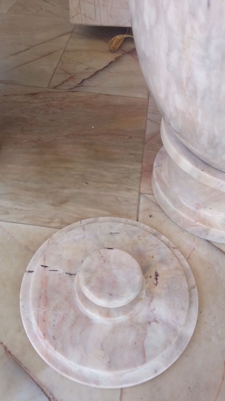 โอ่งหินอ่อน ขนาดสูง 40 เซนติเมตร กว้าง 25 เซนติเมตร