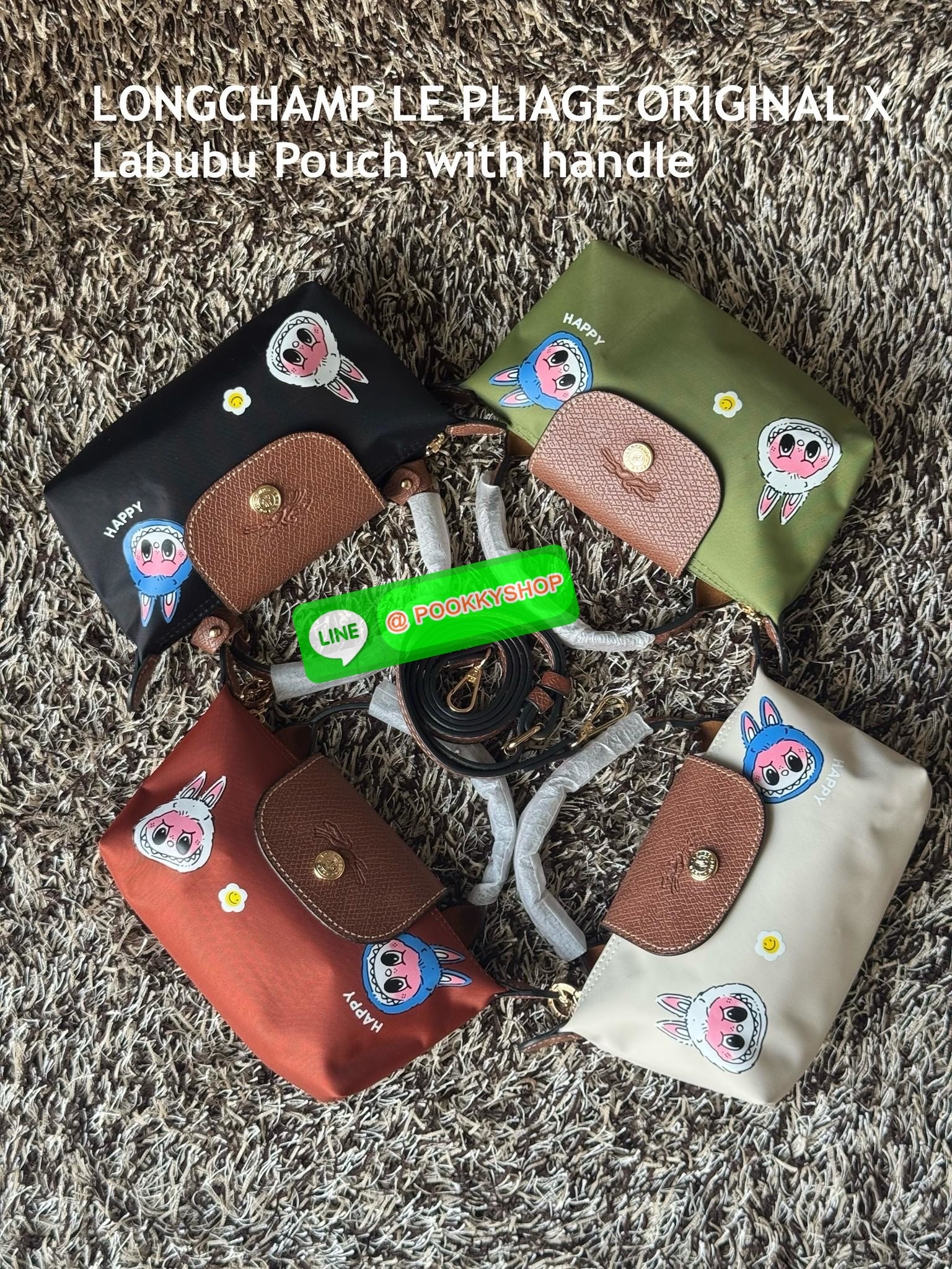 LONGCHAMP LE PLIAGE ORIGINAL X Labubu Pouch with handle เป็นการร่วมงานกัระหว่างแบรนด์ และยังกระเป๋าถือขนาดมินิทรงpouch ที่ด้านหน้ามีลวดลายน้องลาบูบู้ในแบบต่างๆ เปิดปิดระบบสองชั้น ได้ว่าของด้านในมีความปลอดภัย เหมาะอย่างยิ่งสำหรับสาวๆที่ชอบกระเป๋าขนาดมินิไซ