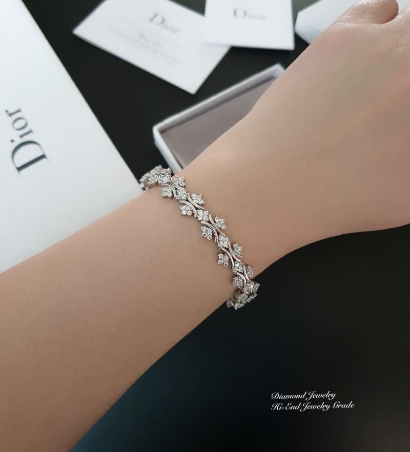 New Arrival !!!! Diamond Bangle กำไลเพชรรอบวงงานสวยมากกกกกทุกแบบค่ะ **เพชร CZ แท้** งานฝังเป๊ะมากกกกกกก หายากคะ ตัวเรือนมีน้ำหนักแต่ไม่หนักมากนะคะ ห้ามพลาดเลยสาวๆ ใส่ออกมาสวยแน่นอนคอนเฟิมคะ ใส่ออกมาสวยมว้ากกกกกกๆๆๆๆๆๆ เลอค่ามากๆค่ะ