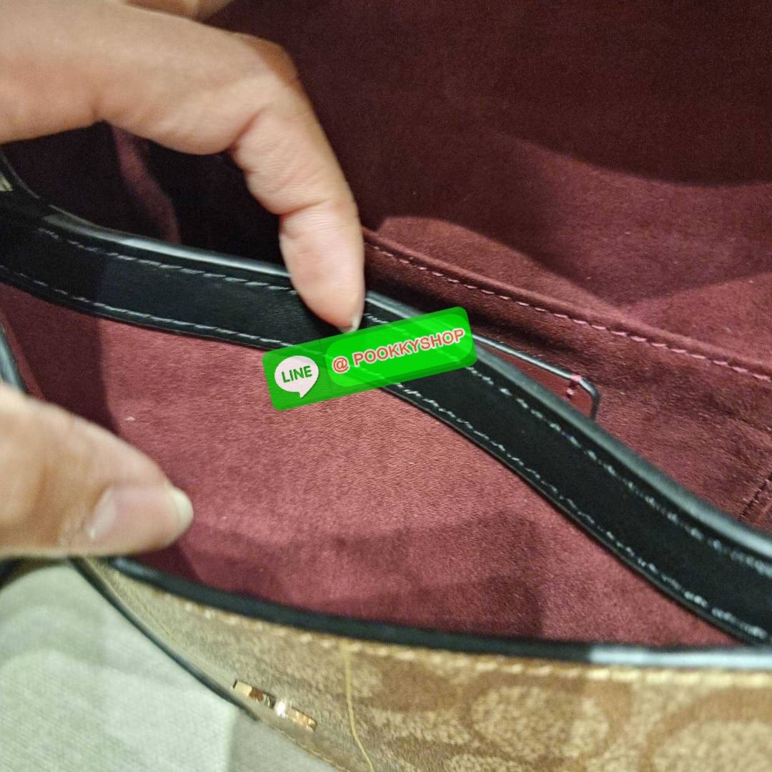 COACH C3593 GEORGIE SADDLE BAG IN COLORBLOCK SIGNATURE CANVAS WITH RIVETS ยกระดับความหรูให้กับตัวเองกันหน่อย ด้วยกระเป๋ารุ่นนี้!! ครอสบอดี้ที่ดีไซน์หรู อัพเลเวล ในราคาที่จับต้องได้ วัสดุหนังแคนวาสเคลือบสลับหนังเรียบ พิเศษไปอีกตกแต่งขอบด้วยหมุด เพิ่มดีเทลก