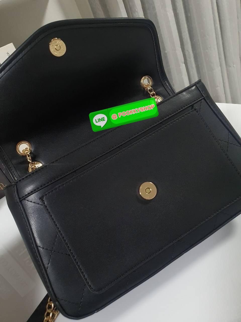 รุ่นใหม่ล่าสุด! พร้อมส่งครบสี GUESS ALENNA QUILTED FLAP CROSSBODY กระเป๋าสะพายไหล่&ครอสบอดี้ หนังสวยหรู อะไหล่ทอง เปิดปิดด้วยกระดุมแม่เหล็ก มีช่องเล็กด้านหน้าหนึ่งช่อง ด้านในใส่กระเป๋าสตางค์ยาว มือถือได้ทุกรุ่น พร้อมช่องซิปแยกให้ มาพร้อมสายสะพายไหล่ปรับได
