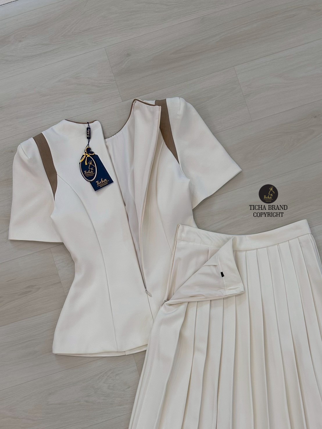 ชุดเซทแฟชั่น Set 2ชิ้น เสื้อ+กระโปรงยาว เสื้อแขนสั้นสีครีมคอกลมแต่งกุ้นสีน้ำตาลช่วงคอและตัวเสื้อ