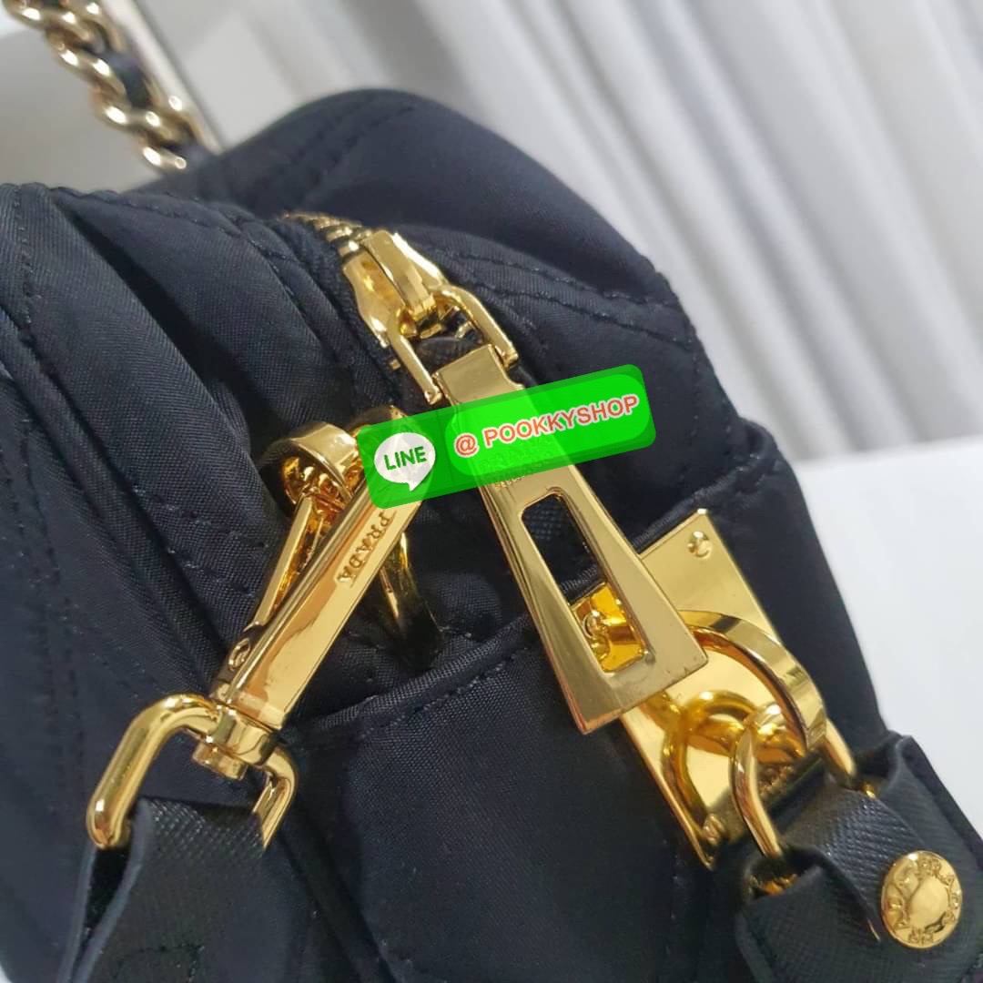 RESTOCK!! รุ่นใหม่มาแรง จากงานพรีเมียมกิ้ฟท์แบรนด์ PRADA ทรงหมอยอดฮิต กลับมาพร้อมส่งอีกครั้ง! วัสดุทำจากผ้า NYLON ลายตาราง อะไหล่ทอง สวยหรูดูดีมากคะ เปิดปิดด้วยซิป ภายในมีช่องแยกใส่ของเป็นสัดส่วน บุผ้าลายแบรนด์อย่างดี จุของได้เยอะ ใส่กระเป๋าสตางค์ยาว ไอแพ