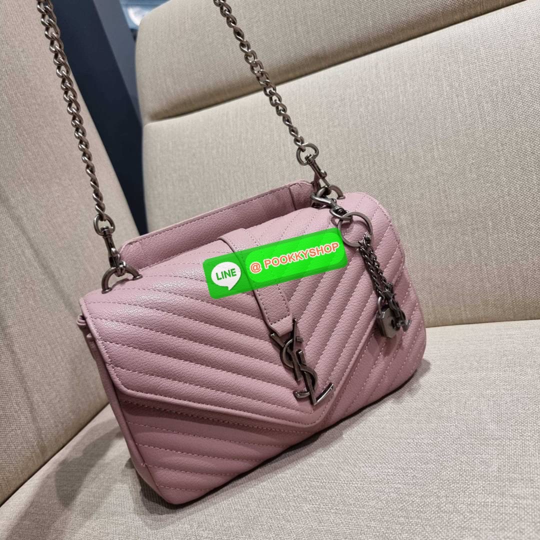 IN STOCK!! Yves Saint laurent crossbody boutique vip bag กระเป๋าสะพายไหล่ ดีไซน์ทรงสวยหรู พิเศษ แถมฟรี พวงกุญแจห้อยโลโก้ ดูแพงไปหมดจริงๆไอเท็มนี้ วัสดุหนังสังเคราะห์ลายคาร์เวีย เปิด-ปิดด้วยกระดุมแม่เหล็ก ภายในโล่งกว้าง แบ่งสัดส่วนไว้อย่างดี มาพร้อมหูจับใน