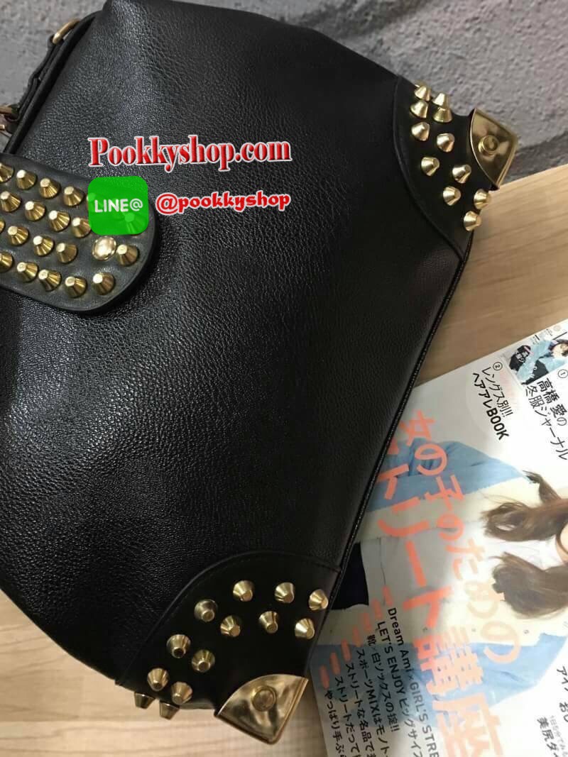 Best seller!!! ZARA STUDDED BAG กระเป๋าถือหรือสะพาย หนังนิ่ม ฐานกว้าง ตั้งอยู่ทรง แต่งหมุดสีทองรอบใบรวมถึงฐานทั้งสี่มุม เปิดปิดตัวล็อคแม่เหล็ก ตรงกลางคาดปิดด้วยหนังแต่งด้วยหมุดทองสวยงาม มาพร้อมสายสะพายยาว 126 cm. ถอดสายได้ ปรับสายได้ฟรีไซส์ จุได้เยอะ สวยเ