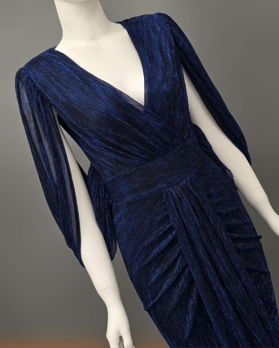 เดรสแฟชั่น แม็กซี่เดรสเสื้อคอวีคลุมแขน กระโปรงเข้ารูปตรงสะโพก