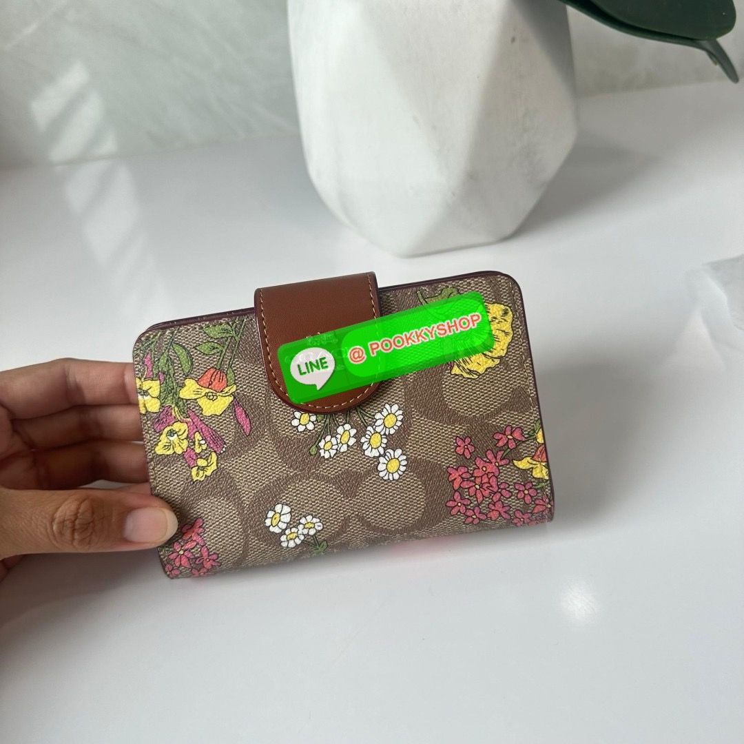 COACH MEDIUM CORNER ZIP WALLET IN SIGNATURE CANVAS WITH FLORAL PRINT(CR935) 🔖กระเป๋าสตางค์ใบกลางคอลเลคชั่นใหม่ปริ้นลายดอกไม้ 🔖วัสดุ:แคนวาสสลับหนังแท้ 🔖เปิด-ปิดด้วยกระดุมแป็ก 🔖ภายในมีช่องใส่บัตร ช่องใส่ธนบัตร และช่องซิป