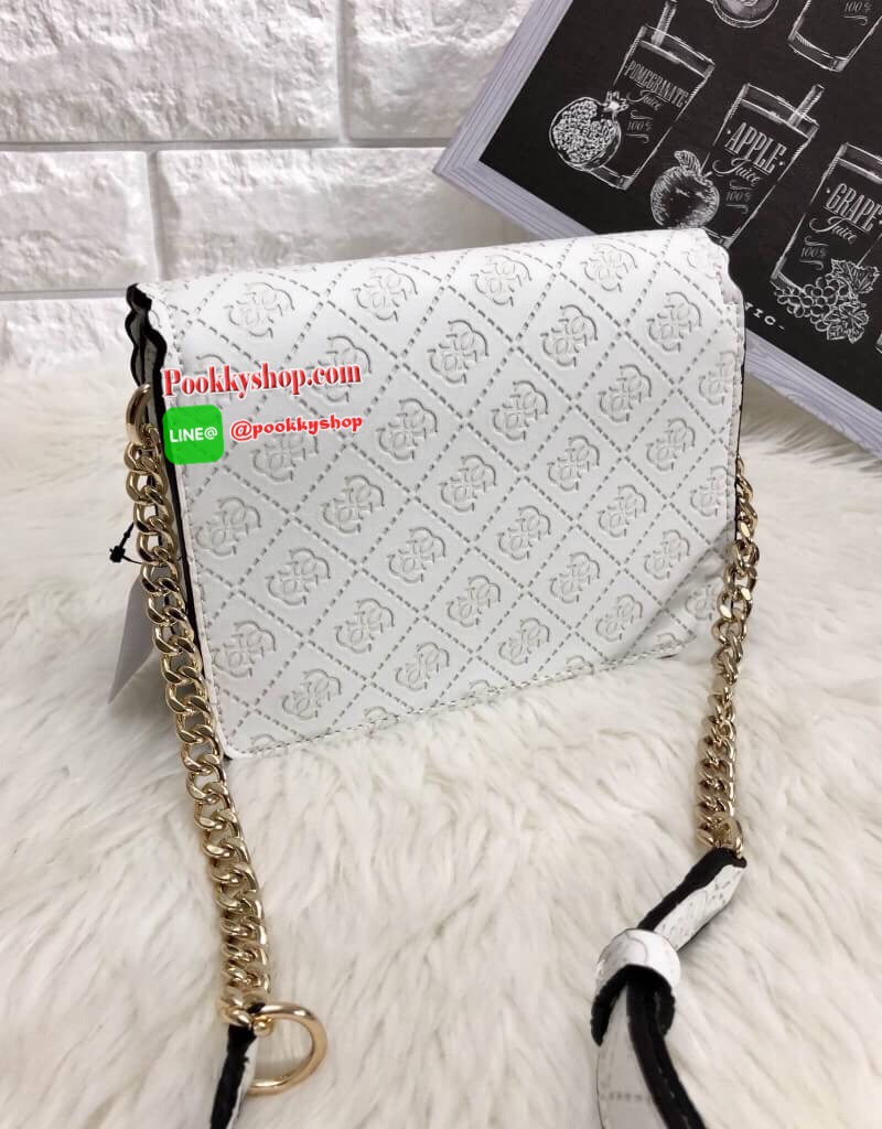 New arrival !!! GUESS Rayna Mini Faux Crossbody Bag 2018 กระเป๋าสะพายข้างหรือแบบครอสบอดี้ร์ได้ ลายหนังปั้มโลโก้แบรนด์ทั้งใบ หนังนิ่มมากกค่ะ!!! ด้านหน้ามีโลโก้แบรนด์ เปิดปิดกระเป๋าแบบกระดุมแม่เหล็ก ภายในโล่ง สมารถใส่มือถือรุ่น plus ได้;ตลับแป้งได้ค่ะ มีช่อ