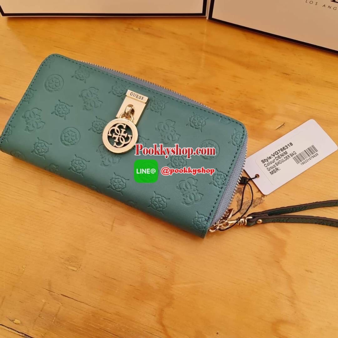 สินค้าใหม่!! กระเป๋าสตางค์ Guess ใบยาว ด้านหน้าปั้มชื่อแบรนด์บนโลหะ และห้อยโลหะโลโก้แบรนด์ หนังดีงามมาก เปิดมาด้านในมีช่องใหญ่3ช่องมีช่องซิป1ช่อง มีช่องเสียบบัตรและมีช่องซิปด้านหลัง1ช่องใช้งานได้จริง พร้อมกับสายคล้องมือบอกเลยรุ่นนี้ดีงามมากจ้าสาวๆ