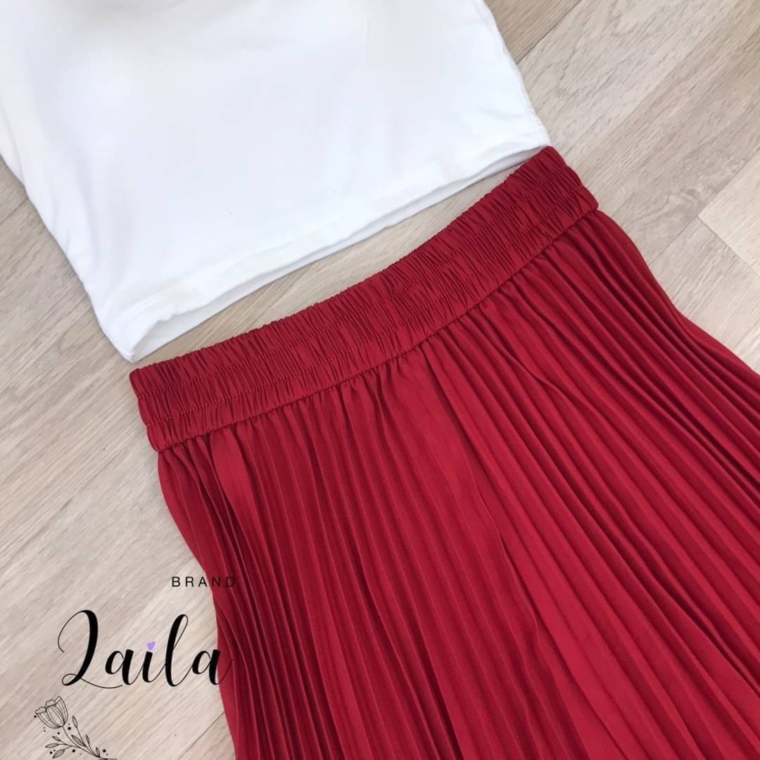 ชุดเซทแฟชั่น เซ็ทเสื้อครอปทรงคอเหลี่ยมสีดำ งานเสริมทรงที่อก กางเกงอัดพลีทอย่างดีโทนสีแดง