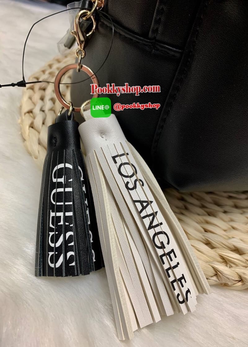 New !! GUESS GESABEL GYM BACKPACK กระเป๋าสะพายหลังได้//สะพายข้างได้ วัสดุหนังนิ่ม น้ำหนักเบา รูปทรงน่ารักมากๆค่ะ ด้านหน้ามีช่องซิปหนึ่งช่อง เปิดปิดกระเป๋าด้วยซิป มีพวงพู่แบรนด์ห้อยเพิ่มความเก๋เข้ามาให้ด้วย พวงพู่สามารถถอดแยกออกได้ด้วยค่ะ ภายในกระเป๋าโล่งก