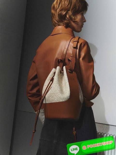 LOEWE BALLOON SMALL BAG IN ANAGRAM JACQUARD อีกหนึ่งแบรนด์ที่โด่งดังจากประเทศสเปน ทรงคลาสสิก ตามชื่อรุ่น Balloon Bag เป็นกระเป๋าทรงบอลลูนแบบ Drawstring หรือแบบหูรูด น้ำหนักเบา ผ้าพิมพ์ลายอนาแกรมเพื่อเอาใจสาวก Loewe กันโดยเฉพาะ นอกจากรูปลักษณ์ที่เก๋ไก๋สวยง