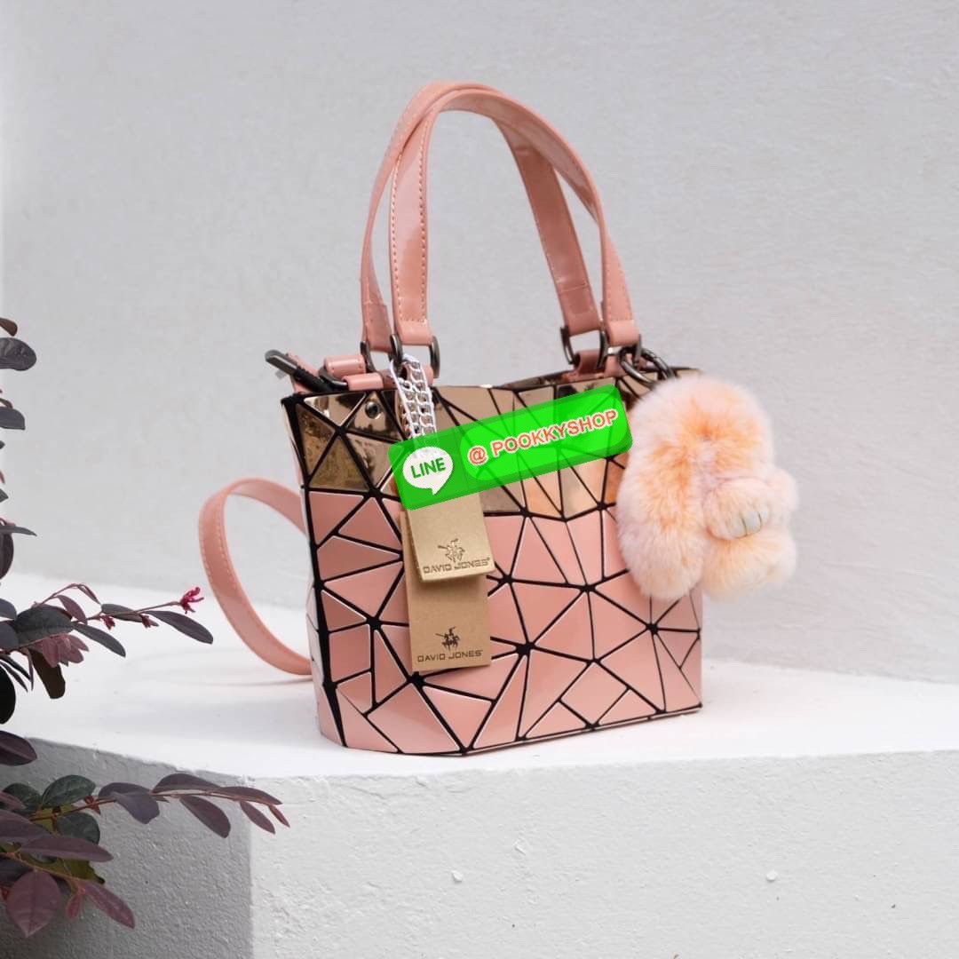 กระเป๋า ทรง Tote ตัวกระเป๋าเย็บติด ด้วยแผ่นอคิลิค สุดหรู ดีไซน์เกร๋ จุดเด่นที่ น้ำหนักเบา สามารถ ถือ หรือ สะพายไหล่ได้คะ ใบใหญุจุของคุ้ม แต่น้ำหนักเบาคะ มีใบเดียวจบ ควรมีติดตู้คะแนะนำเลย