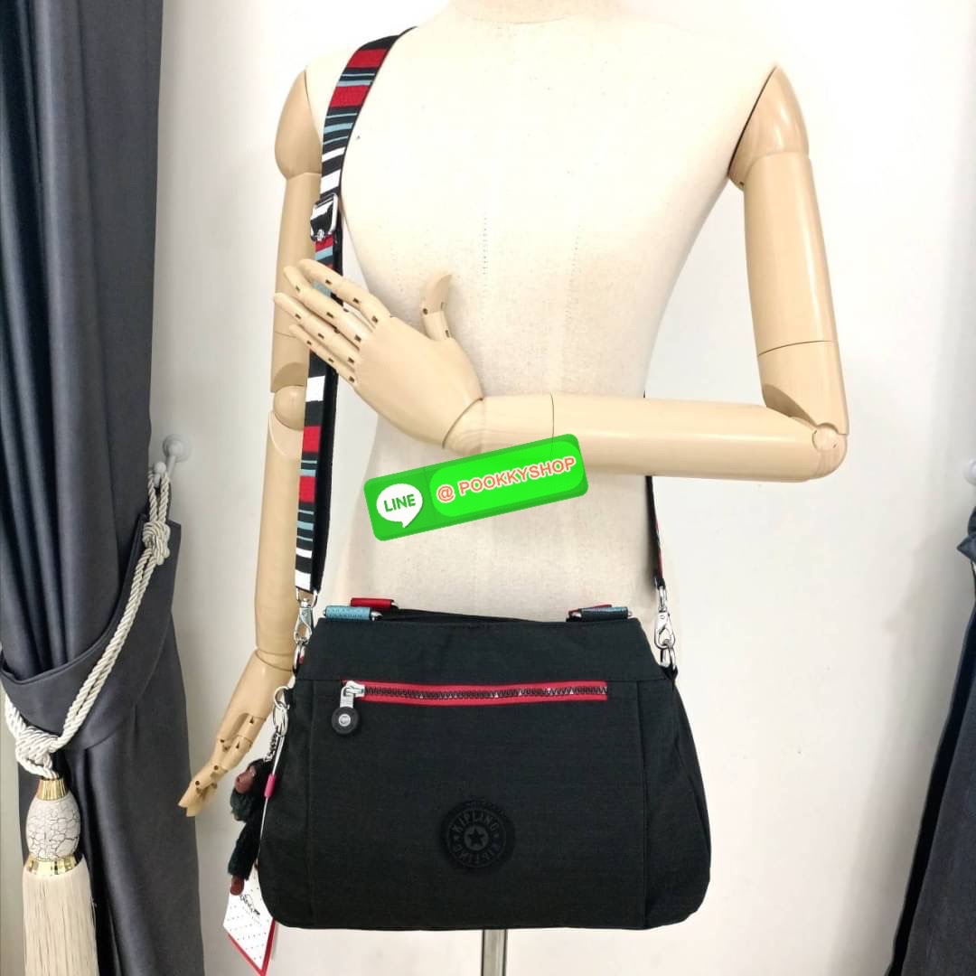 KIPLING ELISE HANDBAG กระเป๋าถือและสะพายไหล่ ขนาดกำลังพอดี จุของได้มาก มีหูจับสองสาย ถือสะดวก น้ำหนักเบา มีช่องซิป ด้านหน้า ช่อง กระเป๋าหลักเปิด-ปิดด้วยซิป มี3 ช่องว่างใส่ของได้จุมากๆ ใส่มือถือได้ กระเป๋าสตางค์ใบยาว และ เครื่องสำอางค์ได้หลายชิ้นเลยค่ะ เก็