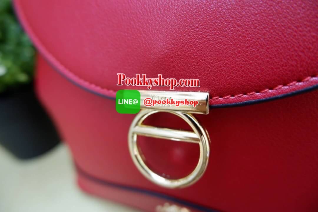 Lyn กระเป๋าหิ้วมาพร้อมสายสะพาย ขนาดกลางๆไม่เล็กไม่ใหญ่ ดีไซน์สวยน่ารัก ด้านในมีป้ายโลหะปั๊มแบรนด์ ใต้กระเป๋ามีหมุดรองทั้ง 4 มุม รูปทรงสวยเก๋ขนาดนี้ ไม่มีไม่ได้นะคะ