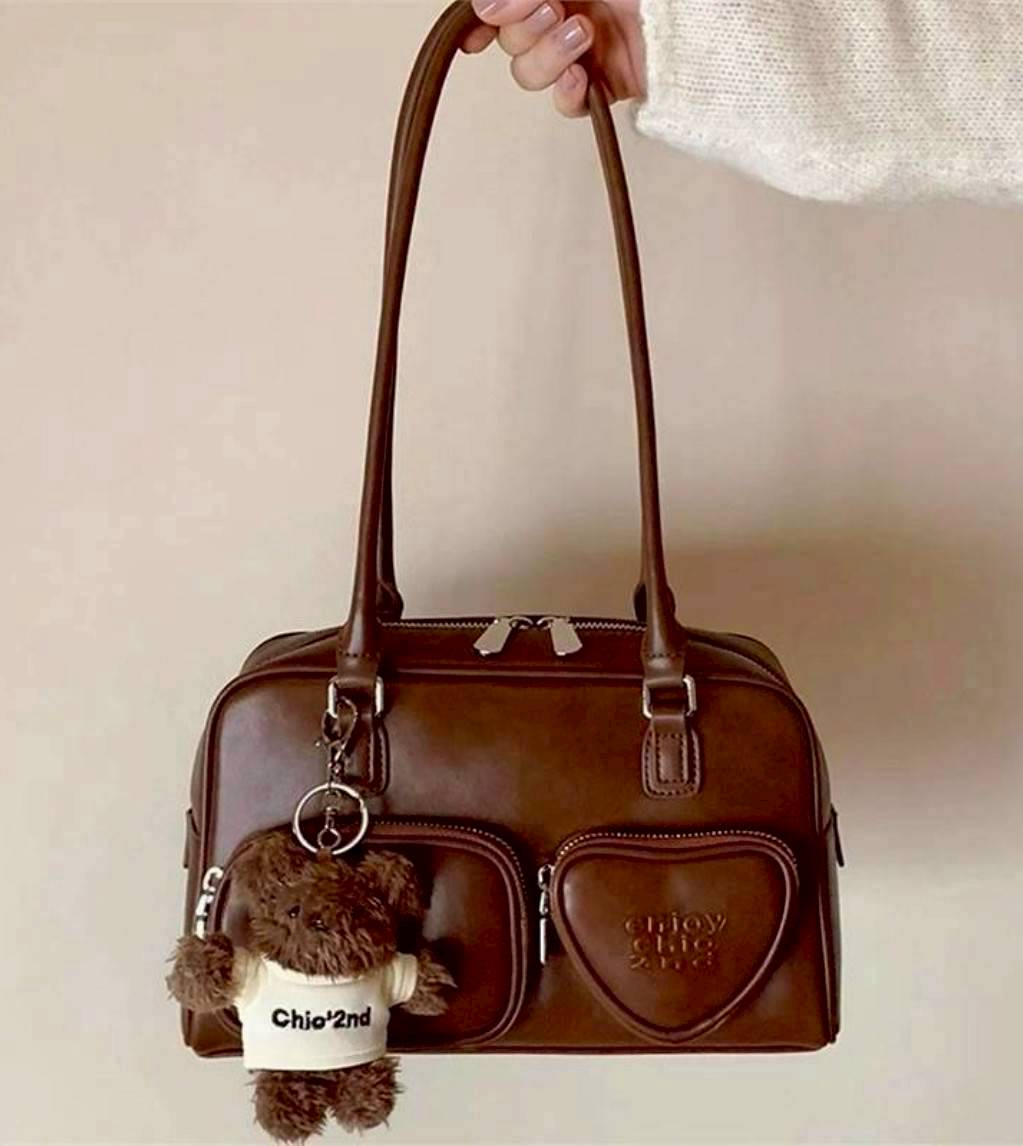 กระเป๋าหนังอย่างดี สีน้ำตาล ปั้มอักษร enjoy มีช่องซิปหน้า 2ช่อง แถมพวงกุญแจตุ๊กตาขนนุ่มน่ารัก หูกระเป๋ายาวคล้องไหล่ คล้องแขนหรือถือได้หมด งานเกรดแพง สวยตรงปก