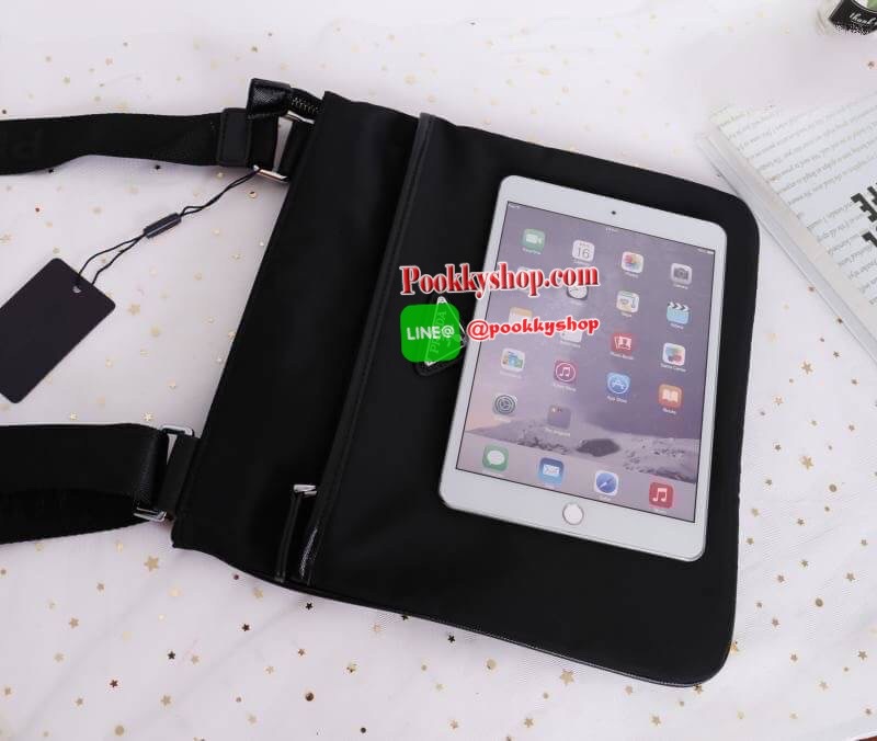 Prada Men's VELA Shoulder Bag ผ้าไนล่อน ตัวกระเป๋าขนาดกำลังดี สีดำด้าน สวยมากๆ ทำงานหรือเรียน เท่ห์และคลาสสิคสุดๆ มีช่องแบ่งเก็บของได้ถึง 3 ช่อง 1ช่องซิปใหญ่ ด้านใน 1 ช่องซิป และช่องใส่ของจุกจิ อีก 1 ช่อง แยกใส่ของเป็นสัดส่วน น้ำหนักเบา จุของคุ้ม สาย