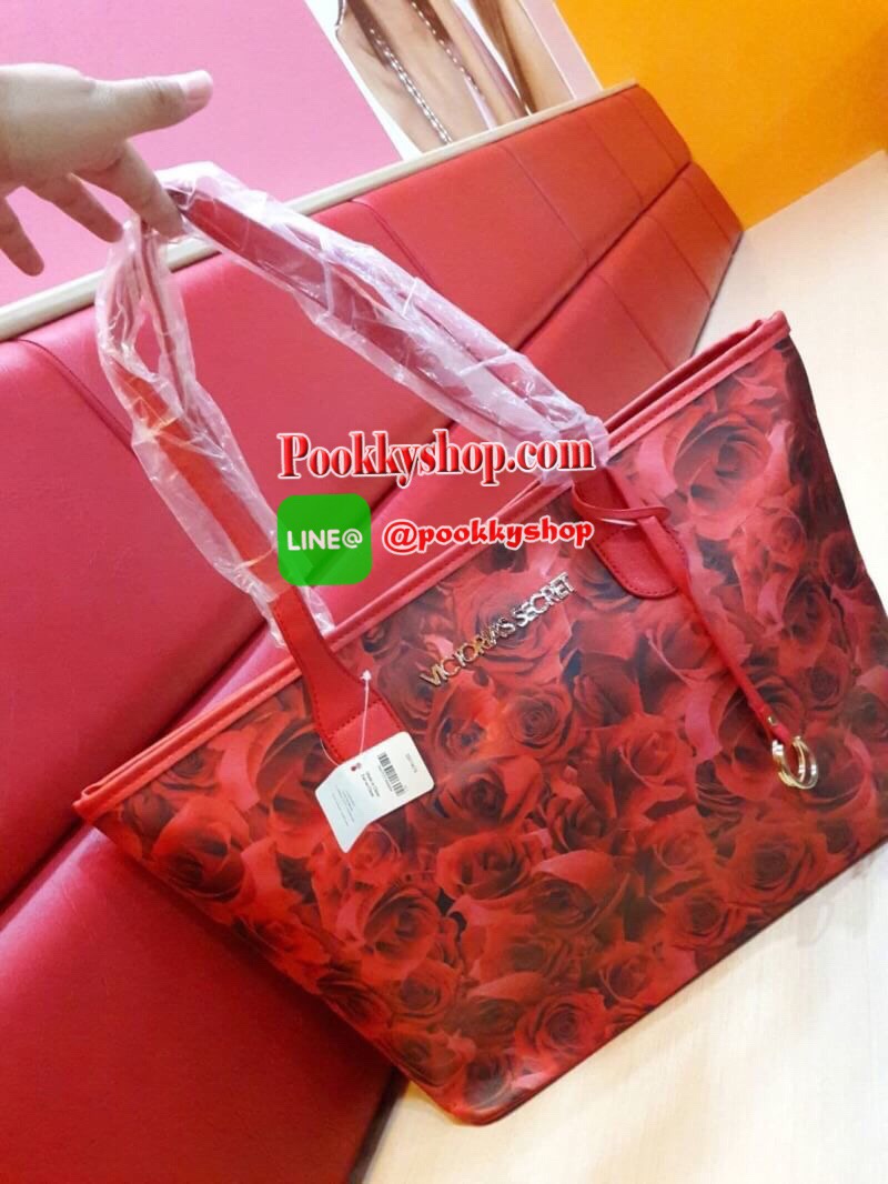 พร้อมส่ง Victoria's Secret Shopping Bag กระเป๋าอเนกประสงค์สุดสวยสะดุดตา วางตั้งได้ ไม่ยุบไม่ย้วย ใส่ของใช้สารพัดในทุกที่ทุกเวลา เปิดปิดง่ายๆด้วยกระดุมแป๊ก ฐานวางตั้งอยู่ทรงมีหมุดรองกระเป๋า พร้อมอักษรแบรนด์สีเงินแวววาวด้วยจ้า