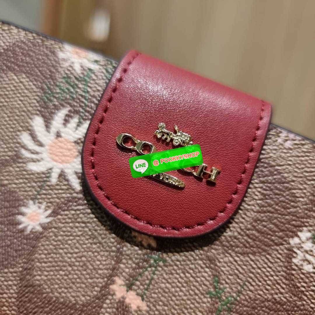 COACH C8730 MEDIUM CORNER ZIP WALLET IN SIGNATURE CANVAS WITH WILDFLOWER PRINT คอลเลคชั่นใหม่ กระเป๋าสตางค์ใบกลาง ดีไซน์ใหม่ สุดหรู คละลายพริ้นท์เต็มใบ น่าใช้ไปอีก วัสดุหนังแคนวาสเคลือบลาย ภายในมีช่องใส่บัตร ใส่ธนบัตรได้ครบ และมีช่องซิปแยก ใบจริงสวยมากๆ แ