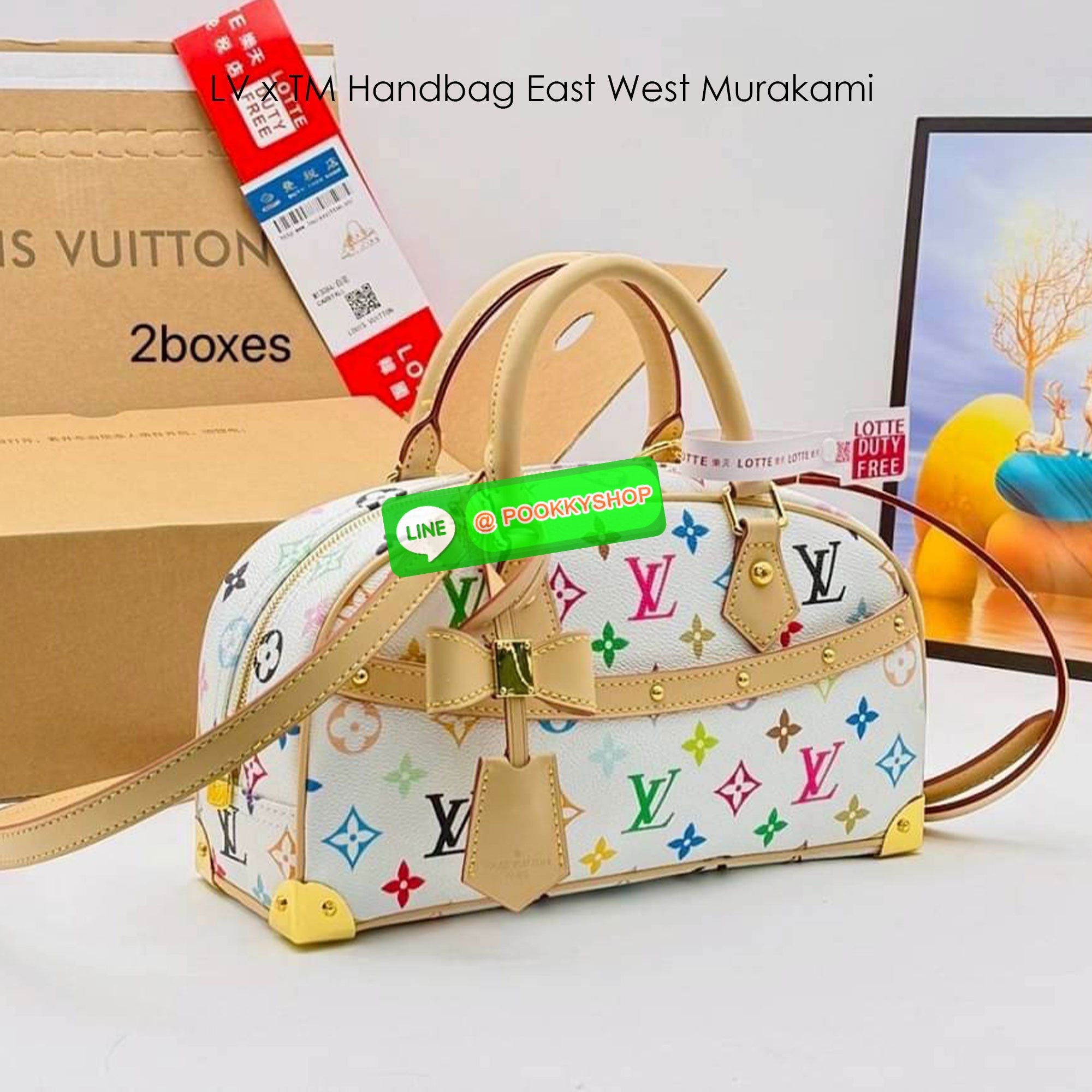 LV x TM Handbag East West Murakami กระเป๋าทรงโท้ทรุ่นท็อปฮิต กับดีไซน์ใหม่ต้อนรับฤดูร้อน โดดเด่นด้วยการตกแต่งลายพิมพ์ โทนสีสดใสสะดุดตา มาพร้อมพวงหนังห้อยรูปโบว์และแท็กปั้มแบรนด์ จับในตัวพร้อมสายสะพายข้าง รูปทรงสวยตลอดกาล ใช้ได้กับทุกลุค ทุกโอกาส ภายในโล่ง