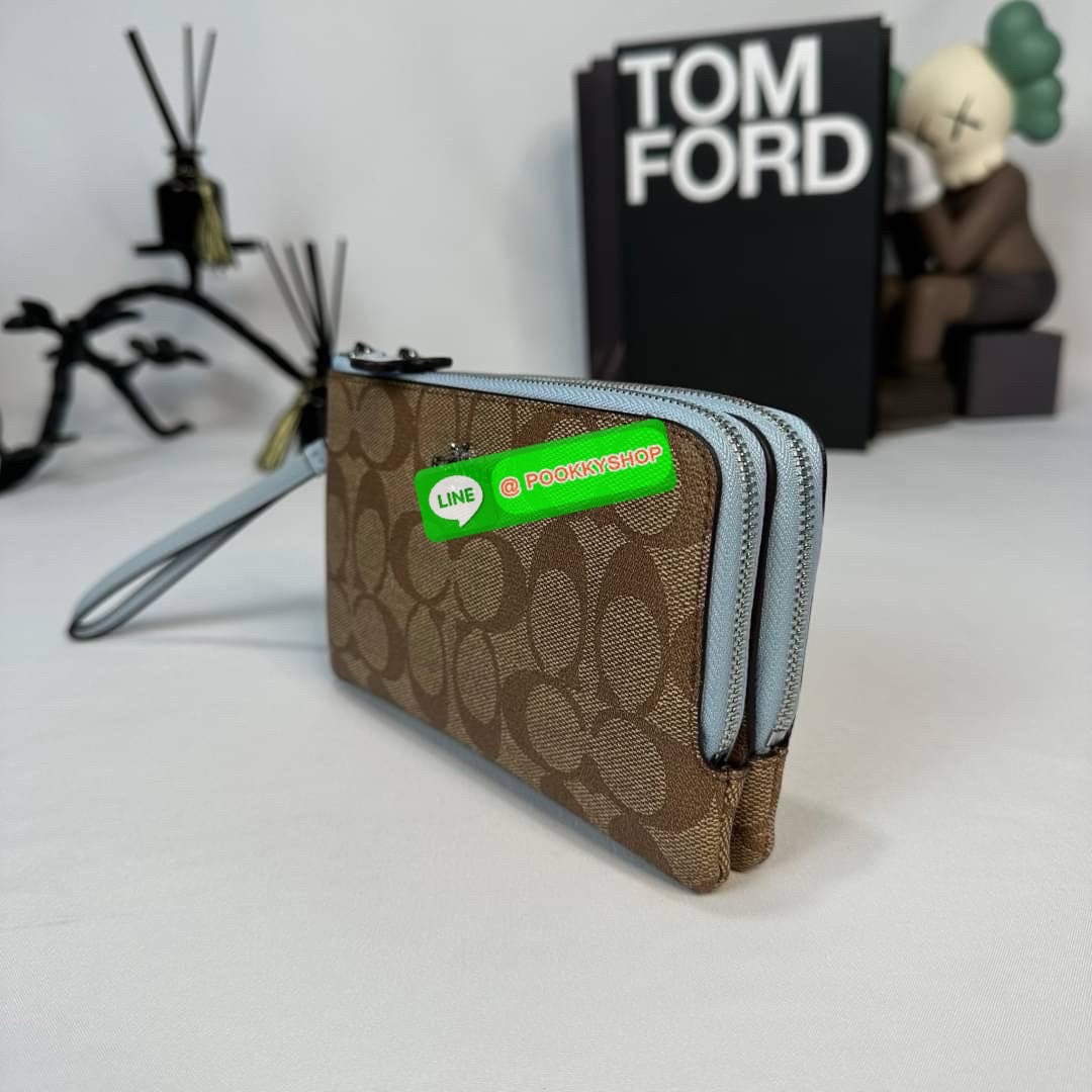 กระเป๋าคล้องมือ COACH 87591 DOUBLE CORNER ZIP WRISTLET IN SIGNATURE CANVAS (COACH 87591 ） กระเป๋าคล้องมือ2เซิปใหญ่ ลายCหนังและ ด้านในเป็นผ้า แบ่งเป็นช่องเล็กๆใส่เหรียญใส่แบงค์ใส่บัตร แล้วแต่จะใส่มีหลายช่อง ใส่โทรศัพท์ได้ทุกรุ่นพร้อมสายคล้องมือ