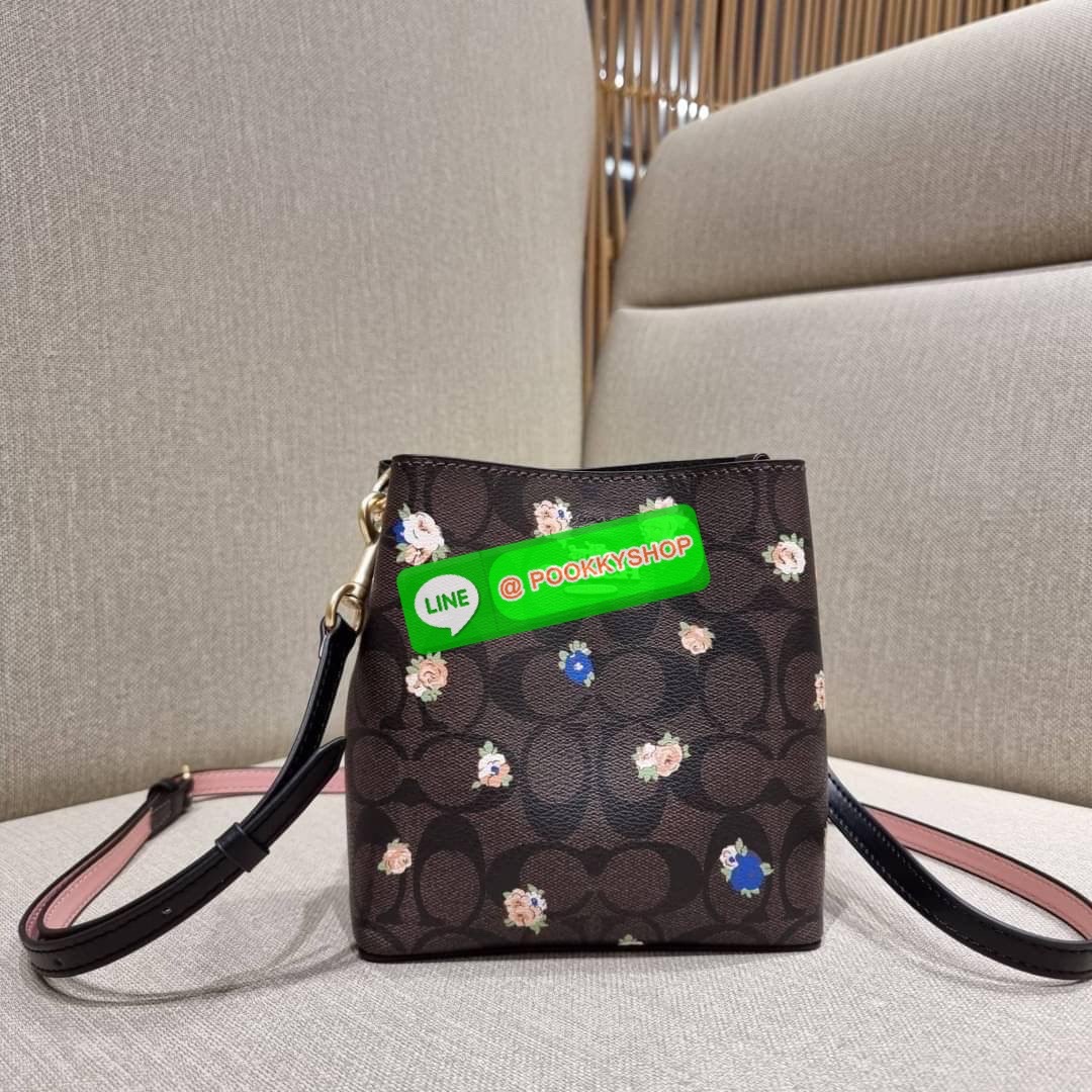 COACH 7267 MINI TOWN BUCKET BAG WITH BUFFALO PLAID PRINT คอลเลคชั่นใหม่ล่าสุด!! น้องสาวคนสวยมาแล้วจ้า สีแดงโดดเด่นต้อนรับเทศกาลคริสต์มาส 🎅🎄 กระเป๋าบัคเก็ต ไซส์มินิ ใบจริงน่ารักม้าก!! น่าใช้แบบที่สุด วัสดุหนังแคนวาสเคลือบลาย สวยคม เปิด-ปิดด