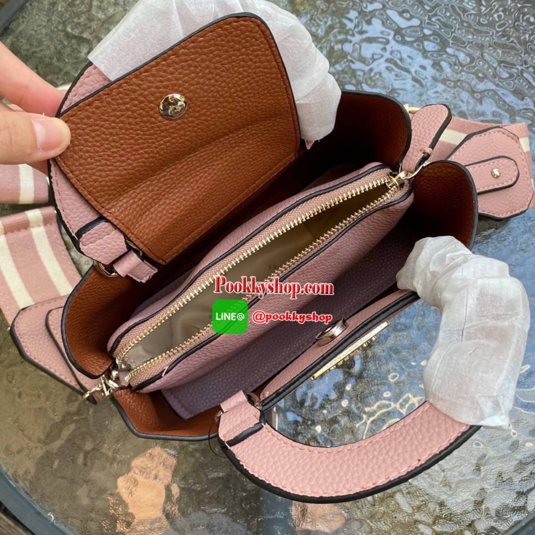 Guess Aretha Mini Satchel กระเป๋าขนาดกระทัดรัด วัสดุทำจากหนัง PU สังเคราะห์นุ่มมือมาก น้ำหนักเบา โลโก้แบรนด์สีทองด้านหน้าดูหรูหรา สายผ้าแคนวาสถอดได้ ด้านในแบ่งเป็นสัดส่วน มีซิป น่ารักมากๆค่ะรุ่นนี้