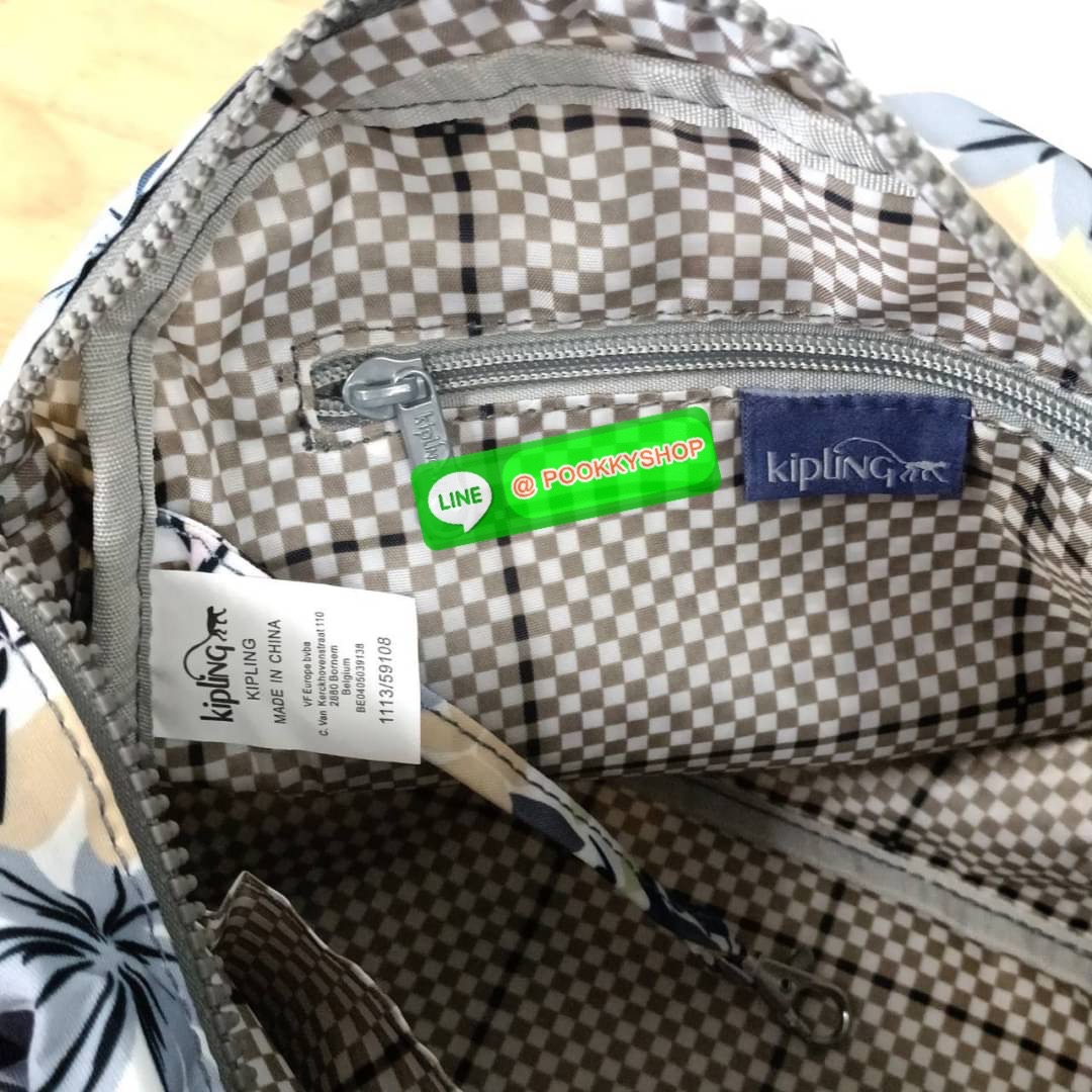 Kipling K1006 Handbag กระเป๋าถือหรือสะพาย วัสดุ Polyester 100% รุ่นใหม่ มีให้เลือกทั้งแบบเรียบ และ ลายน่ารัก มีช่องแยกด้านหน้า 2 ช่อง ช่องหลักโล่งกว้าง พร้อมช่อง pocket แยก 2 ช่อง ใช้งานได้ครบครัน สามารถสตางค์ใบยาวได้ ขนาดกำลังดี จะใช้ทำงาน ไปเรียน หรือ ถ