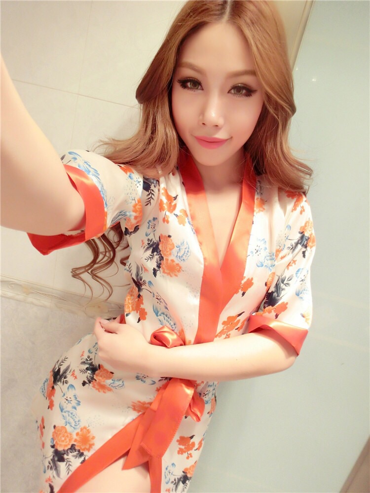 ชุดยูกาตะ กิโมโน เสื้อคลุมญี่ปุ่น ชุดกิโมโนสั้น ลายดอก พื้นขาวมุก แต่งขอบชายเสื้อและปลายแขนสีแดง พร้อมสายผูก และชุดชั้นในแบบบิกินี่ พร้อมG -string ลายดอกเข้าชุด