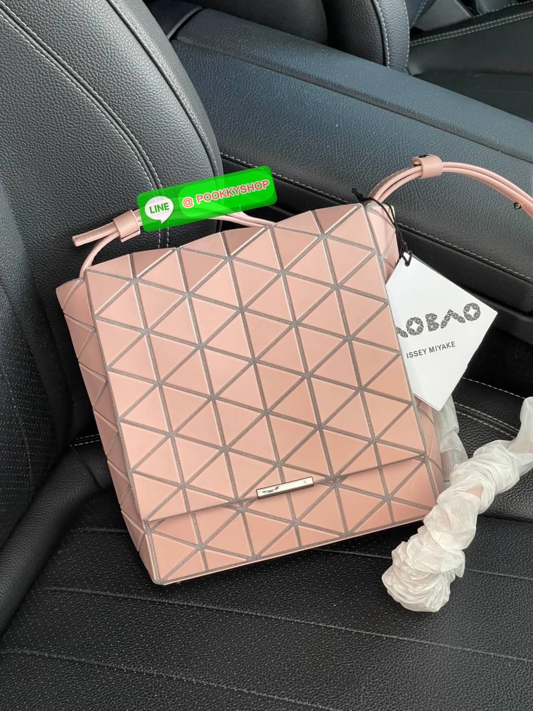 💕Baobao Issey Miyake Off-White Flap Messenger Bag(Large) สำหรับใครที่ต้องการใช้งานแบบเน้นการเคลื่อนไหวที่คล่องตัว แนะนำรุ่นนี้เลยคะ มาพร้อมแผ่นรูปทรงสามเหลี่ยมอันโดดเด่นแฝงไปด้วยความทันสมัยบ่งบอกถึงความเป็นเอกลักษณ์ของแบรนด์ได้เป็นอย่างดี ซึ่งสายส
