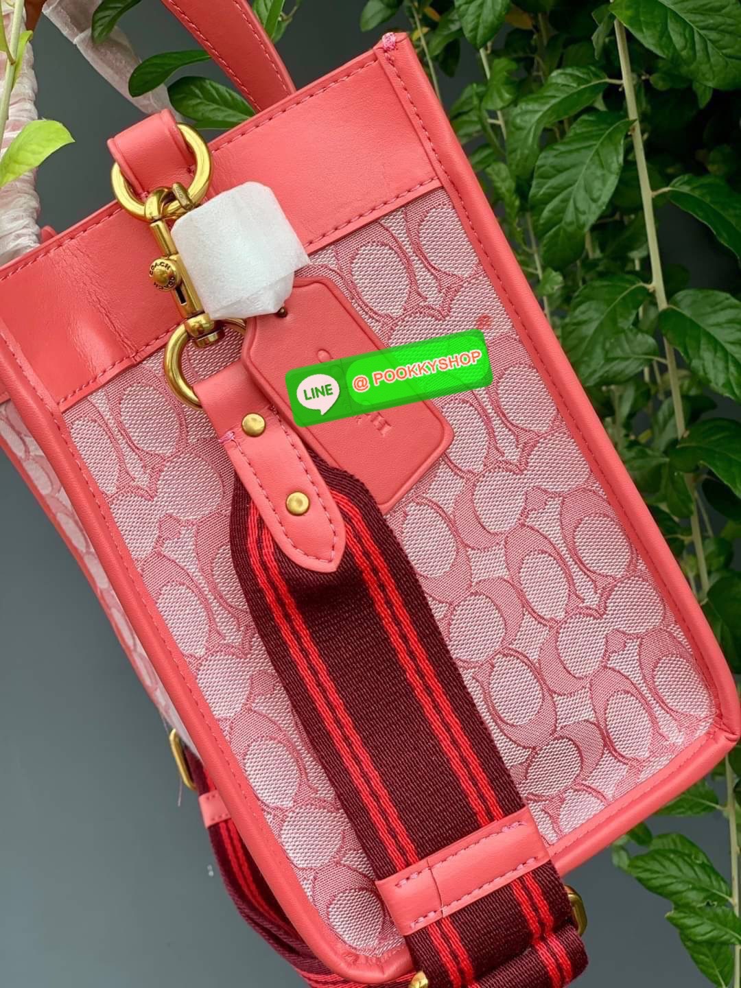 COACH TOTE FIELD JACQUARD BAG ((C3282)) กระเป๋าหิ้ว//สะพายข้าง JacquardลายC+หนังแท้ สวยงามลงตัวมากๆค่ะ ปากกระเป๋าเปิดปิดแบบกระดุมแม่เหล็ก ภายในกว้าง สาวๆที่สัมภาระเยอะบอกเลยเหมาะมากค่ะ