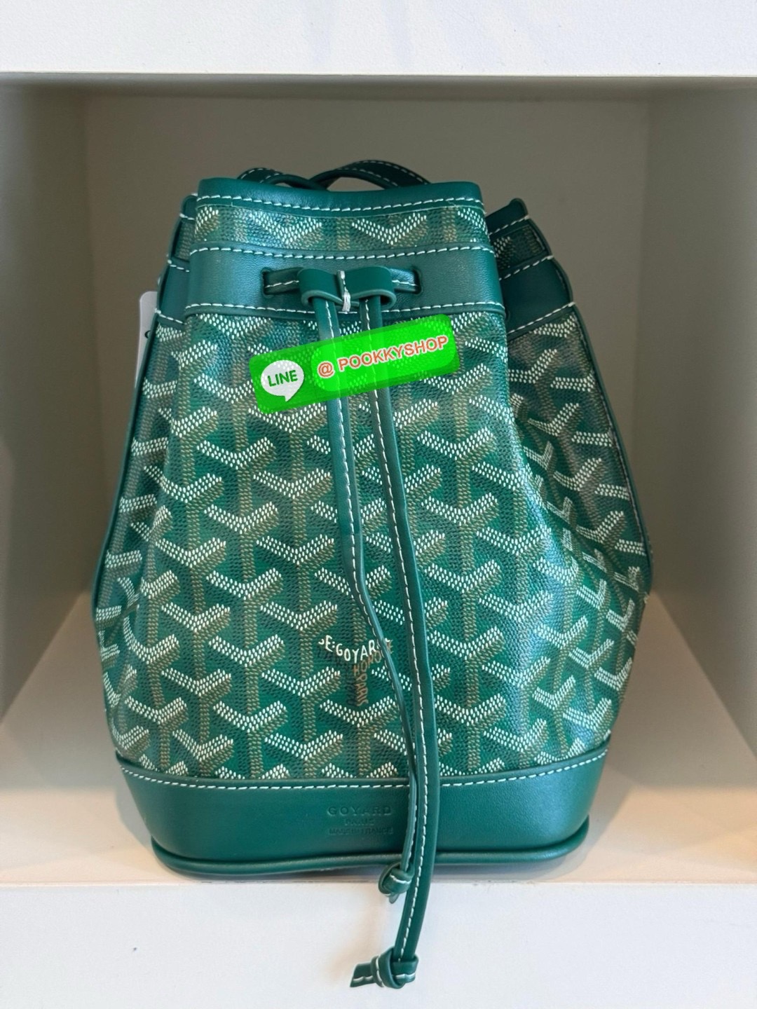 GOYARD PETIT FLOT BUCKET BAG กระเป๋าทรงถังรุ่น Petit Flot เป็น re-issue ของรุ่นดั้งเดิม ด้วยรูปทรงที่ถูกออกแบบมาอย่างสวยงาม ลงตัว เข้ากับทุกการแต่งตัว รวมถึงทันกระแสแฟชั่นทุกยุคทุกสมัย ภายในกว้างจึงสามารถบรรจุสิ่งของได้เยอะจุใจและเก็บของต่าง ๆ ได้อย่างปลอ