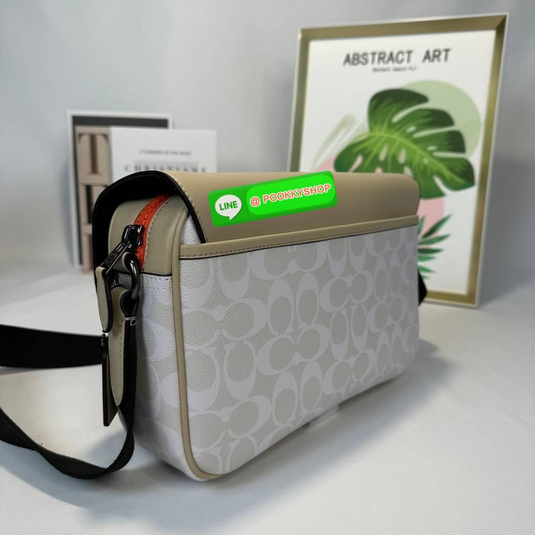 กระเป๋า COACH TRACK CROSSBODY IN COLORBLOCK SIGNATURE CANVAS (COACH C2725) กระเป๋าสะพายใบใหญ่ Unisex ที่เท่ได้ทั้งชายและหญิง วัสดุหนังแท้ หนังนิ่ม สัมผัสมือดีมากๆ เก็บดีเทลด้วยหนังแคนวาสคุณภาพ เนียบคมกริบ อยู่ทรงสวย ขนาดกำลังดี ไม่เล็ก ไม่ใหญ่เกินไป ด้านใ