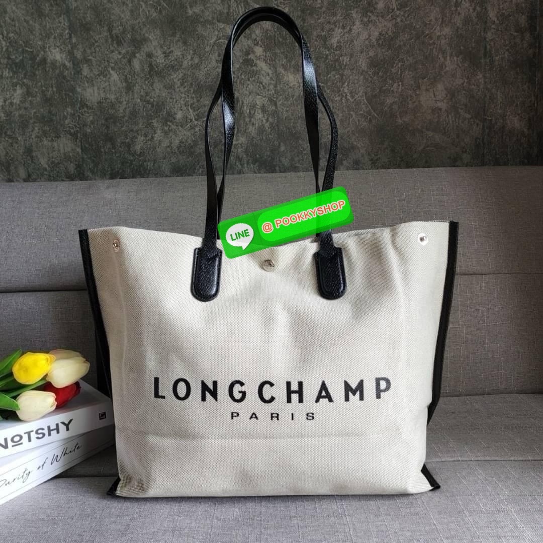 LONGCHAMP ESSENTIAL TOILE SHOULDER BAG L ECRU กระเป๋าสะพายไหล่ ใบใหญ่ สาวสายแบกไม่ควรพลาด ใส่เอกสาร แล็บท๊อป แฟ้มงานหรืออื่นๆใบเดียวจบคะ กระเป๋ามีความยืดหยุ่นและน้ำหนักเบา ปิดด้วยระบบสแน็ปอิน Longchamp ได้ปรับปรุงไลน์ผลิตภัณฑ์ ROSEAU อันเป็นสัญลักษณ์ใหม่ท
