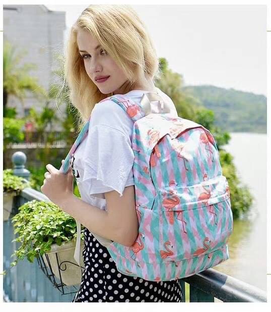 กระเป๋าเป้ ฟามิงโก้ วัสดุตัวกระเป๋าทำจากผ้ากันน้ำลายฟามิงโก้ อะหลั่ยสีทอง ด้านหน้ามีกระเป๋าซิป ตัวจริงน่ารักมากๆ สายกระเป๋าเป็นผ้าไนล่อนอย่างหนา ปรับระดับได้